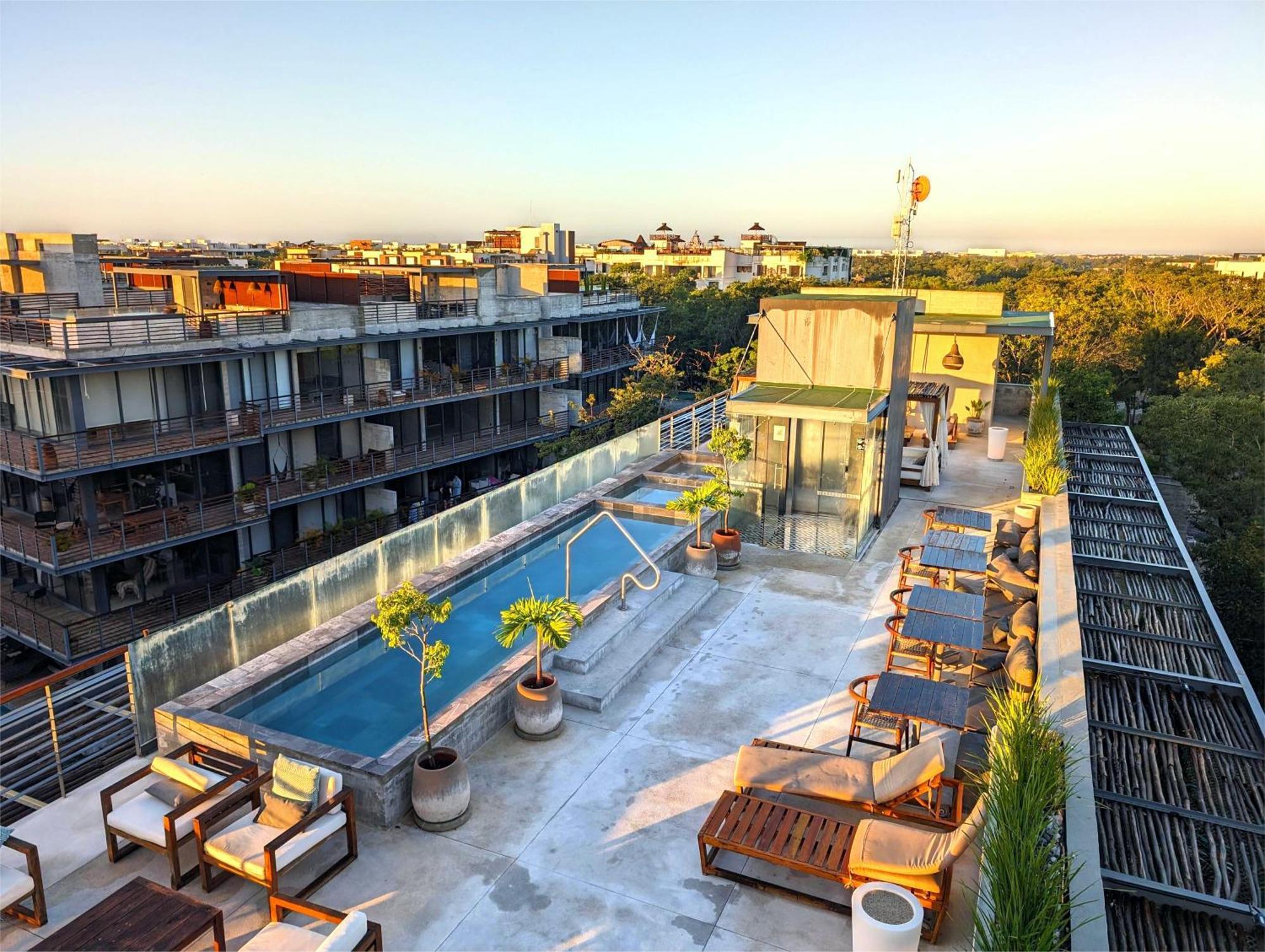 2-br Tropical Retreat With Sauna, Gym And Pool Apartment