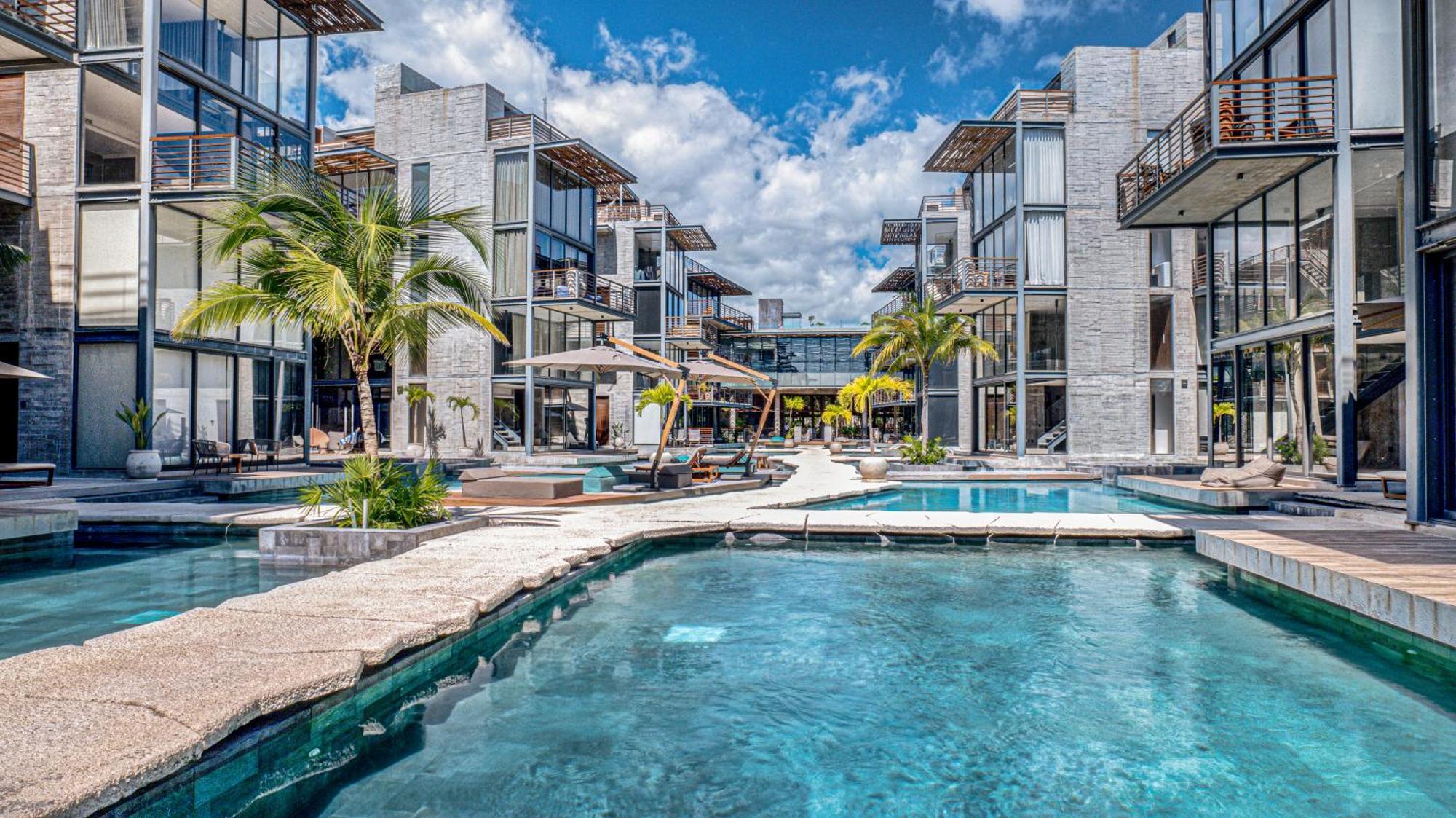 2-br Tropical Retreat With Sauna, Gym And Pool Apartment *