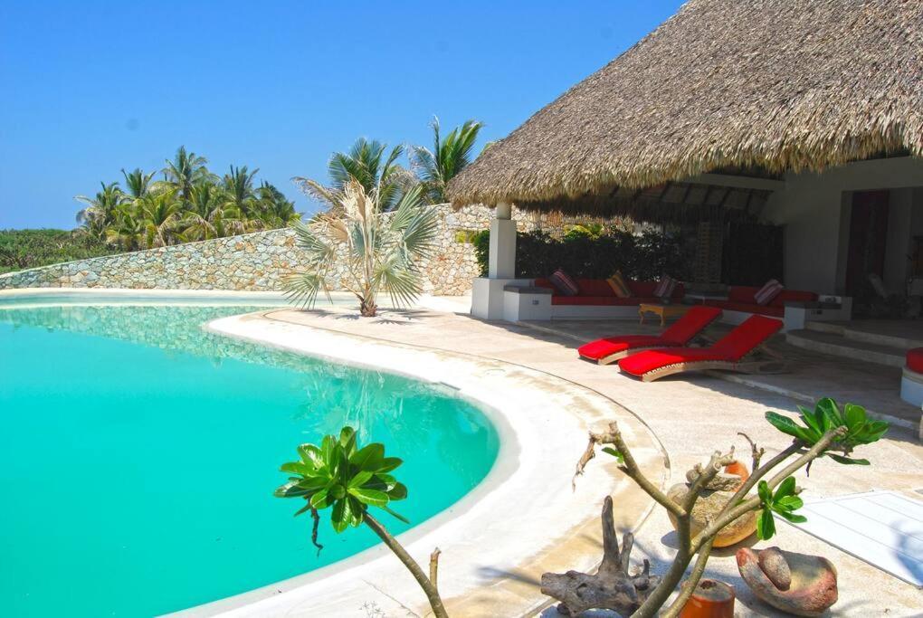Casa Olivacea - Beachfront Villa Paso Hondo