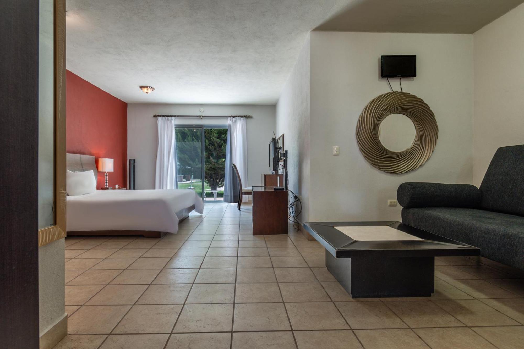 Hotel & Club