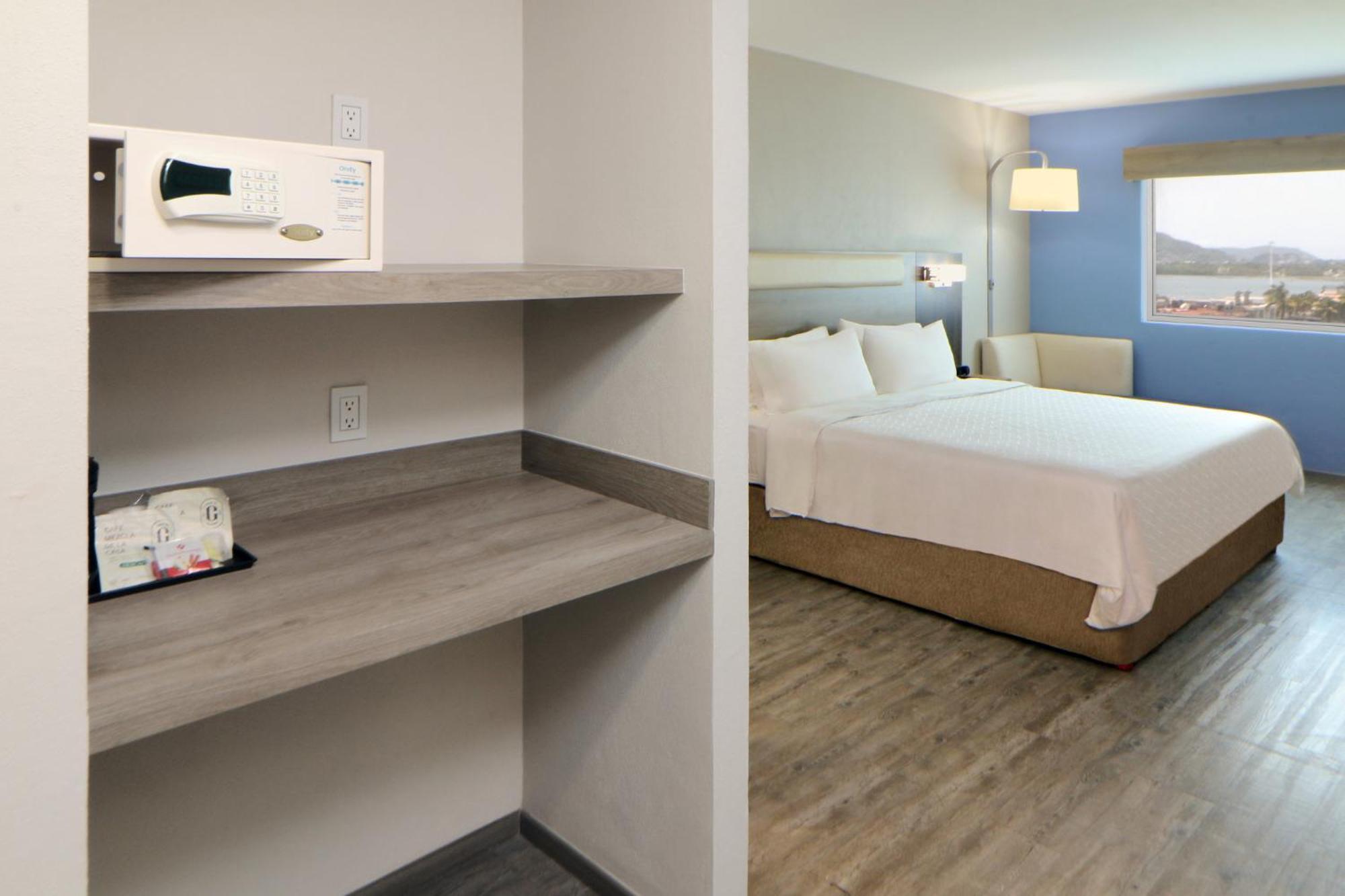 Express By Ihg Hotel Manzanillo