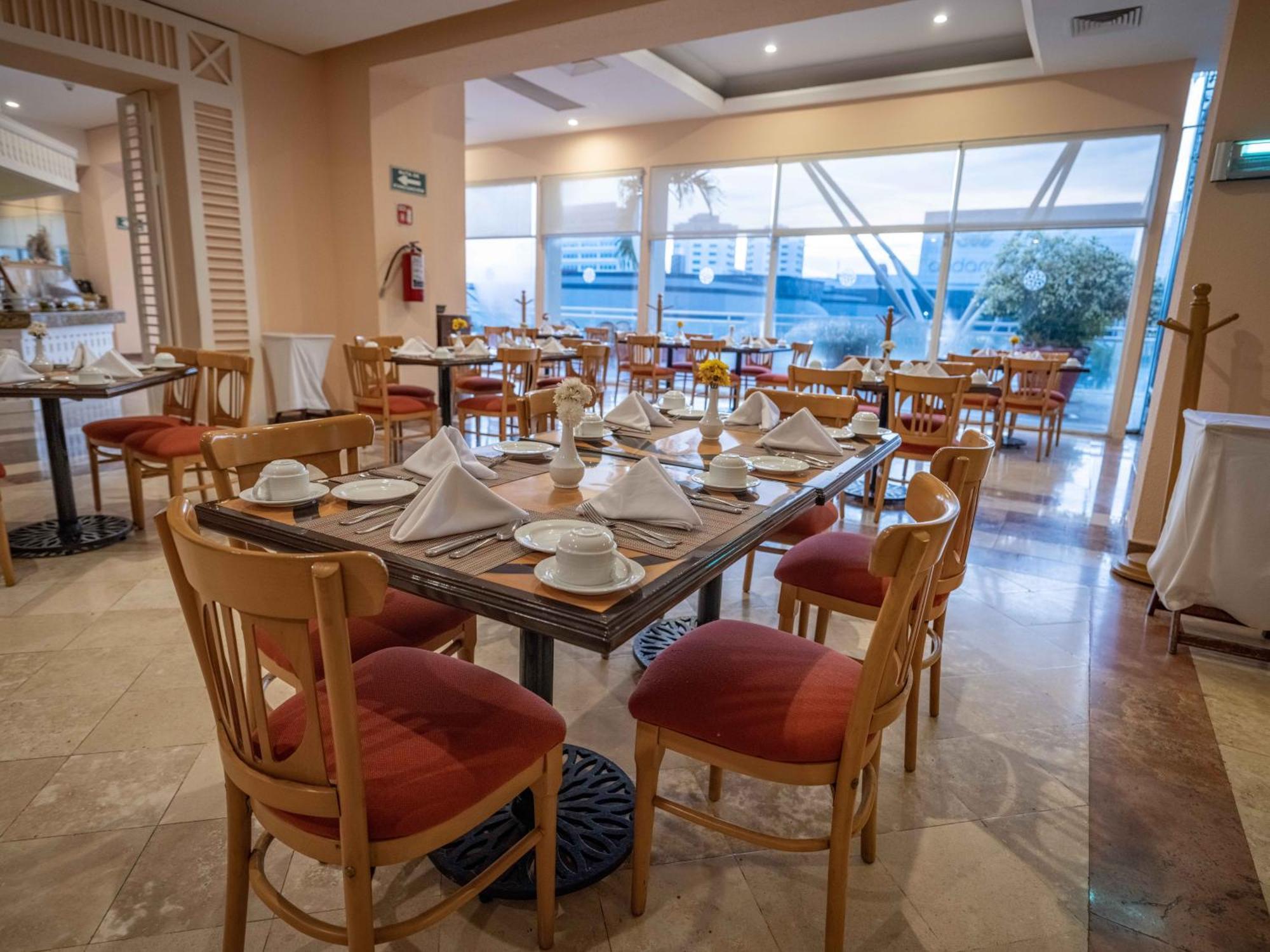Hotel Galeria Plaza 4*