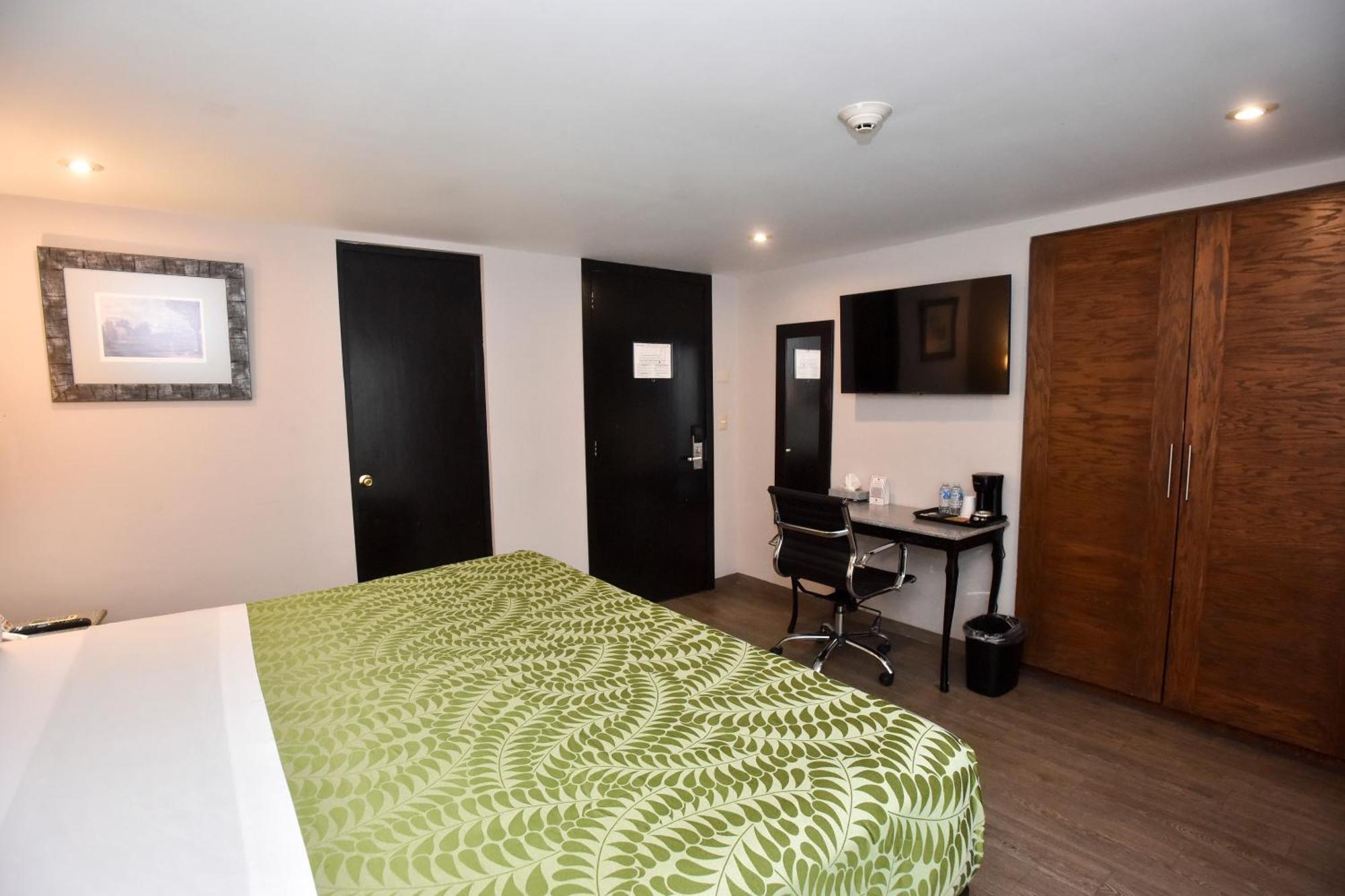 Plaza Camelinas 4* Queretaro