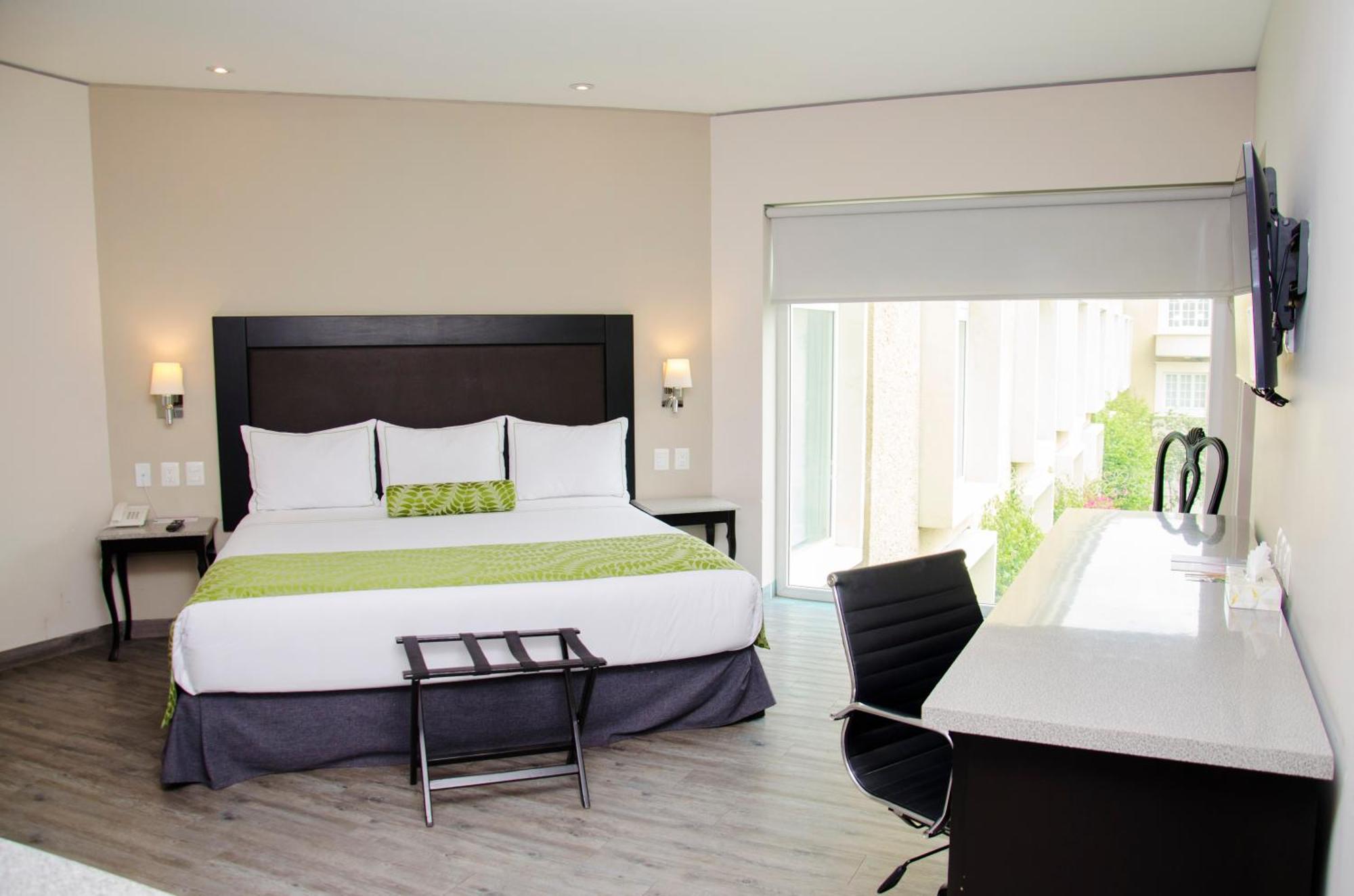 Plaza Camelinas 4* Queretaro