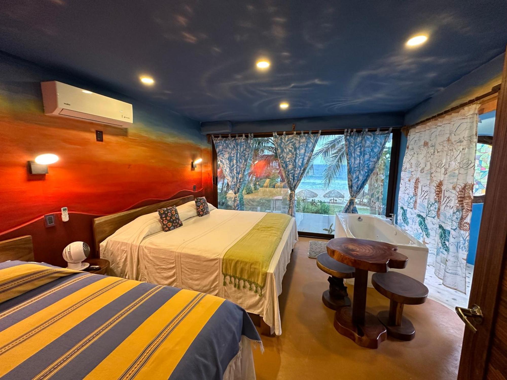 Beachfront Paradise Boutique - Casa Alebrijes Jacuzzi Suits