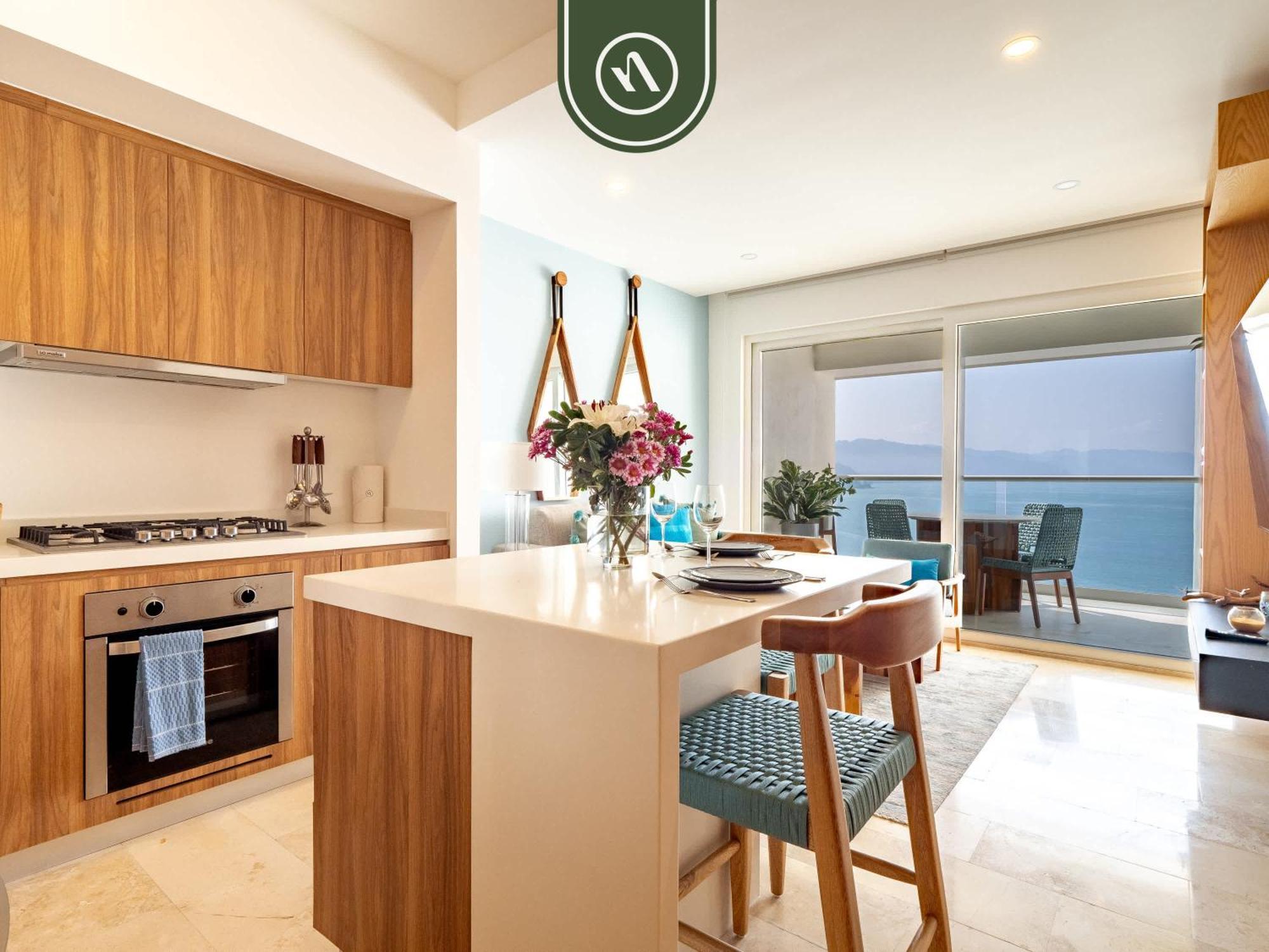 Amazing With Ocean View - King Bed Apartment
