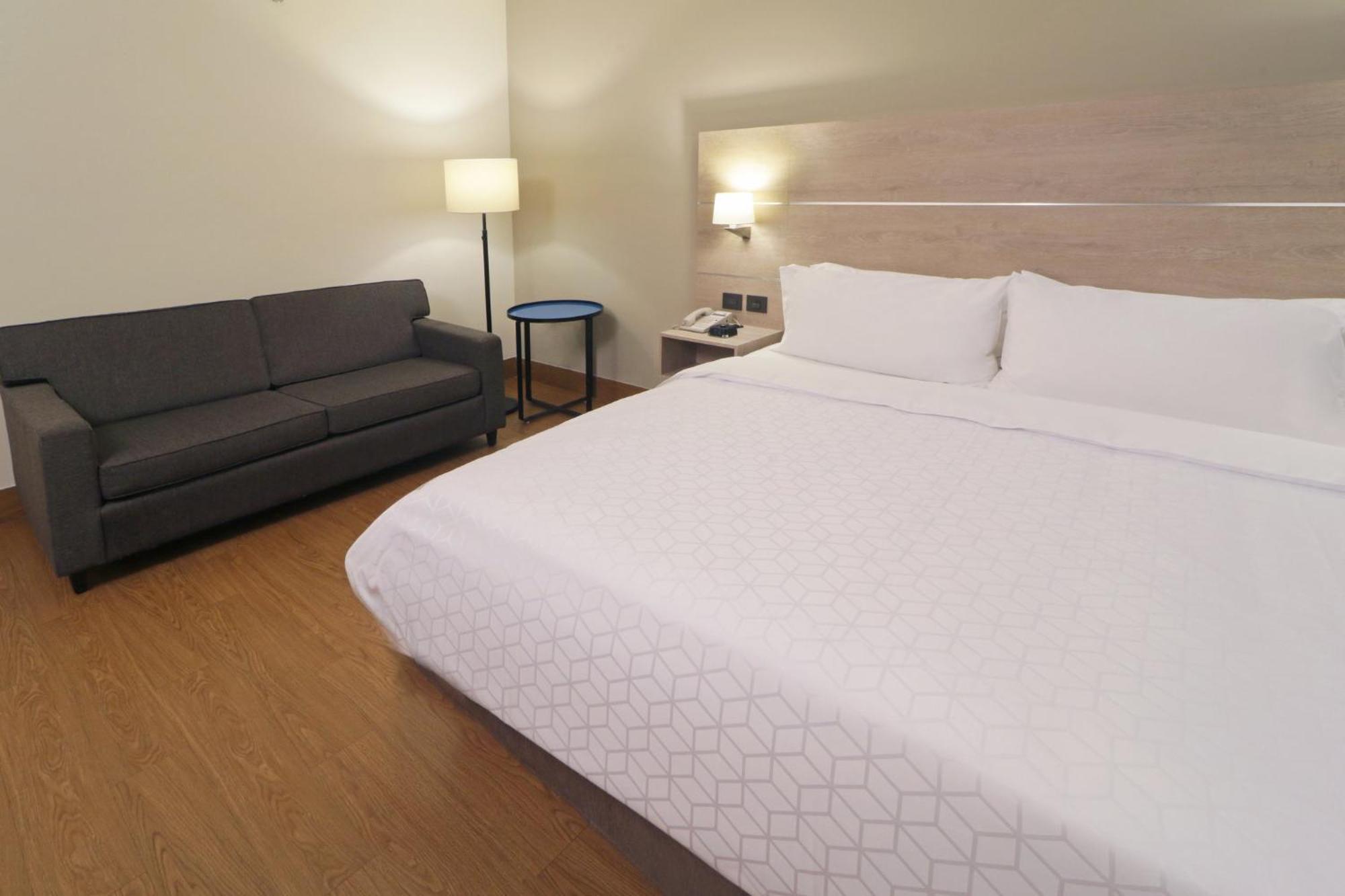 Hotel Express Galerias-san Jeronimo By Ihg