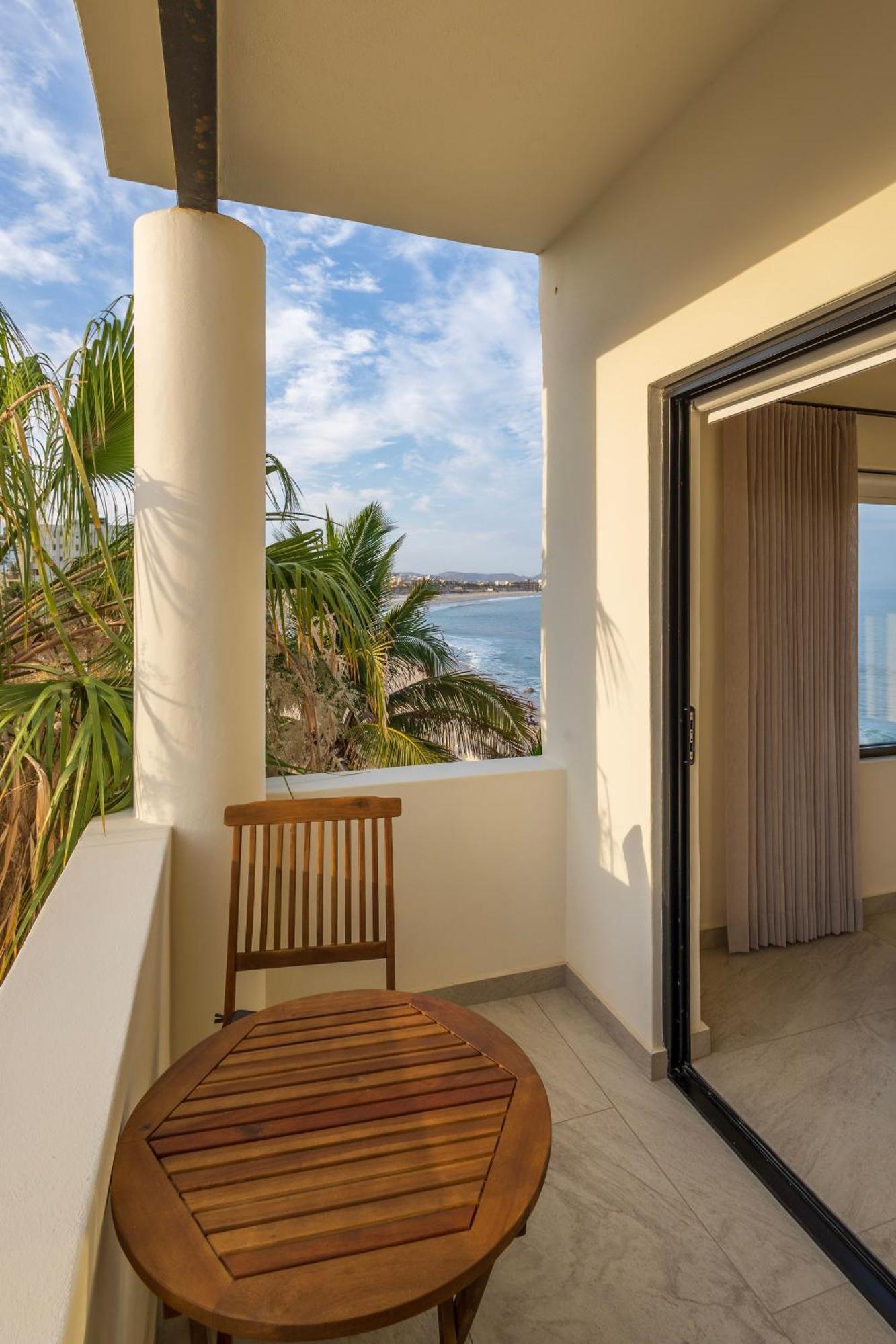 Cabo Break Hotel