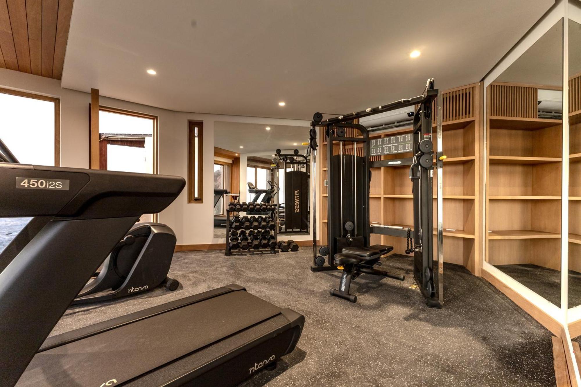New Stunning Villa, Full Staff, Gym And Has Its Own Private Swimmable Villa