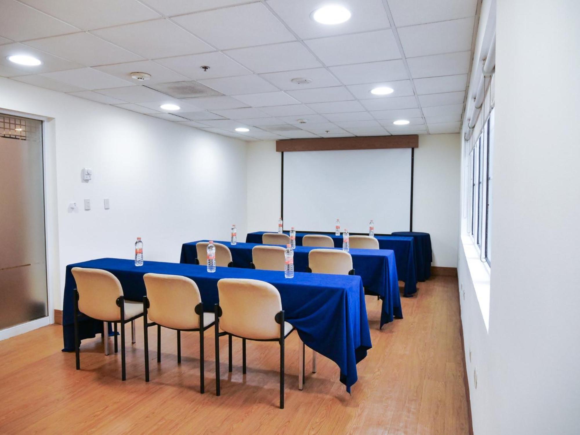 Hotel Express Galerias-san Jeronimo By Ihg