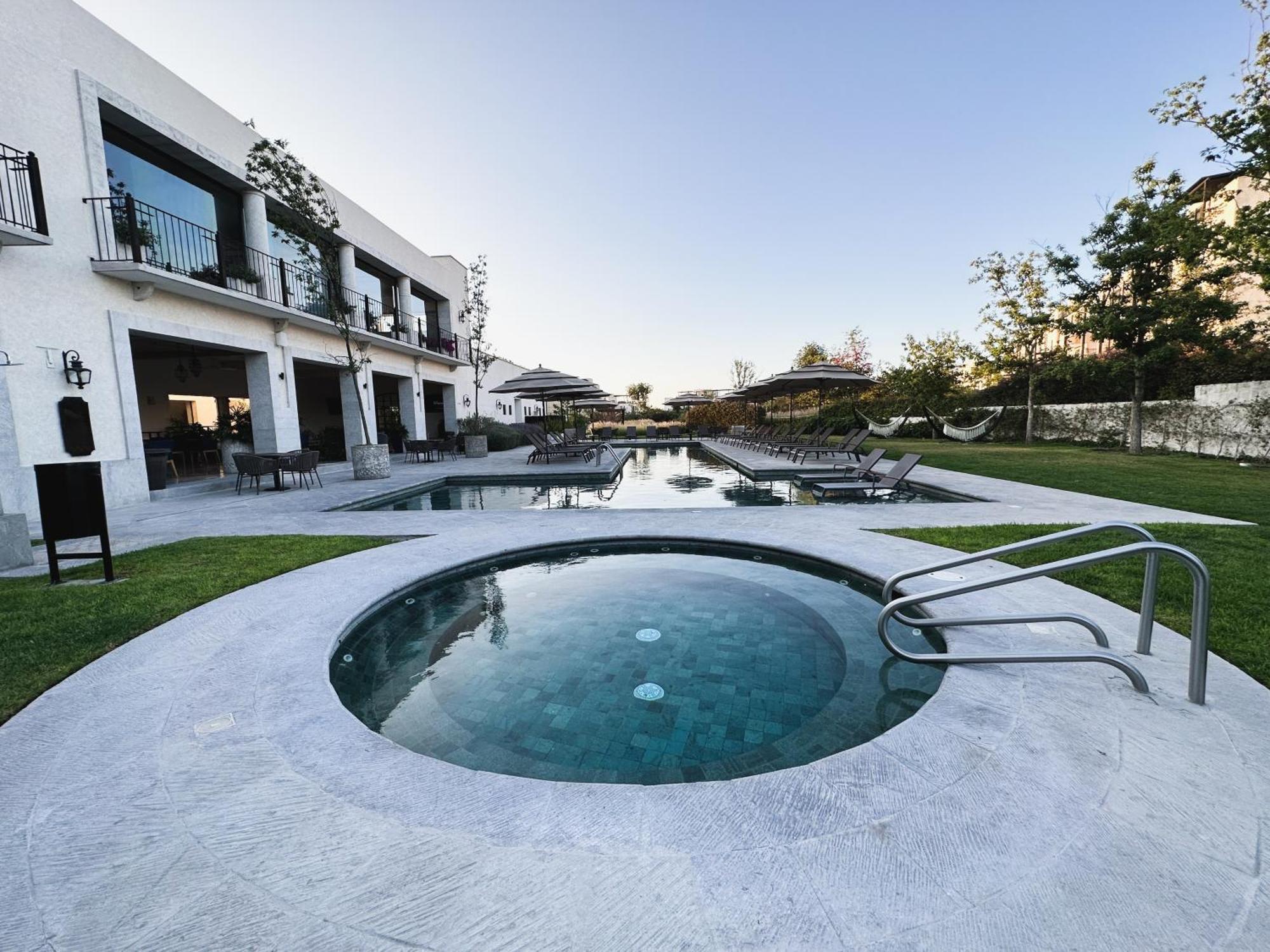 3bedrooms-5 Min Downtown-wifi-pool-jacuzzi-parking