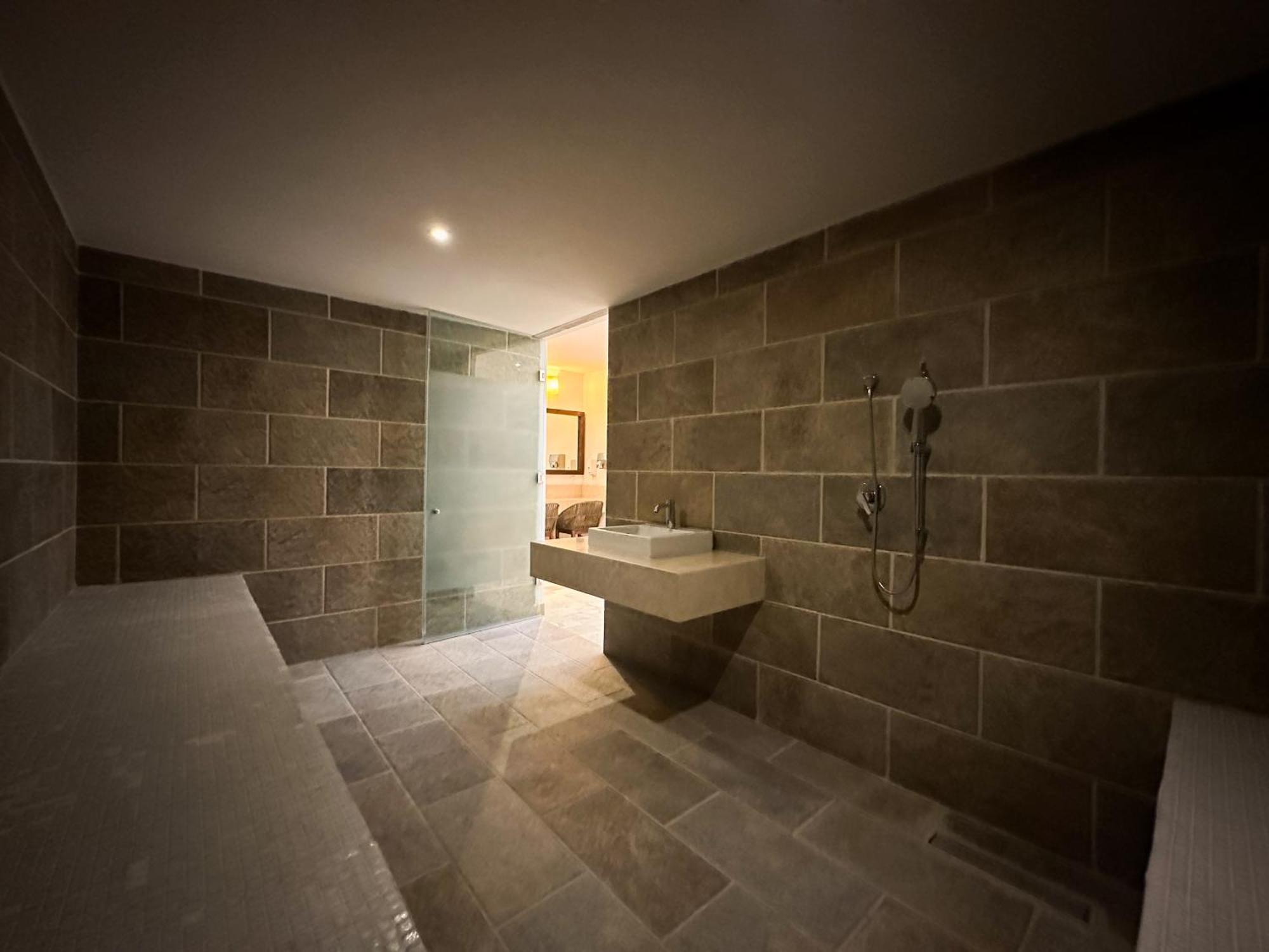 Holiday home 3bedrooms-5 Min Downtown-wifi-pool-jacuzzi-parking *
