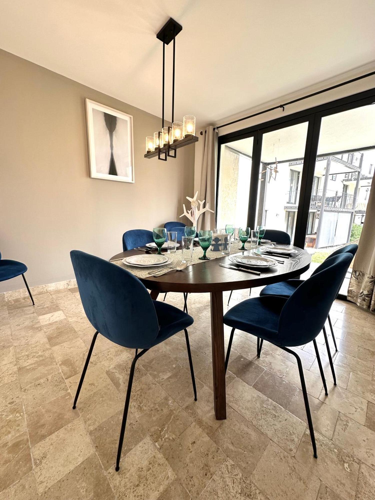 3bedrooms-5 Min Downtown-wifi-pool-jacuzzi-parking *