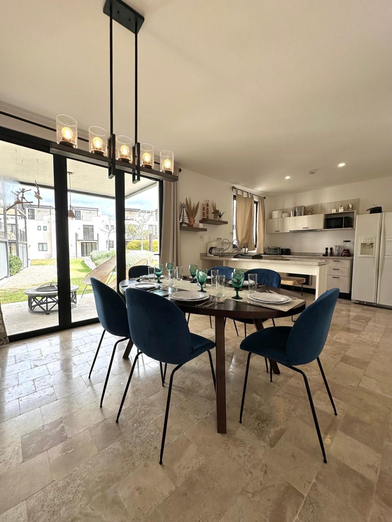 3bedrooms-5 Min Downtown-wifi-pool-jacuzzi-parking Holiday home