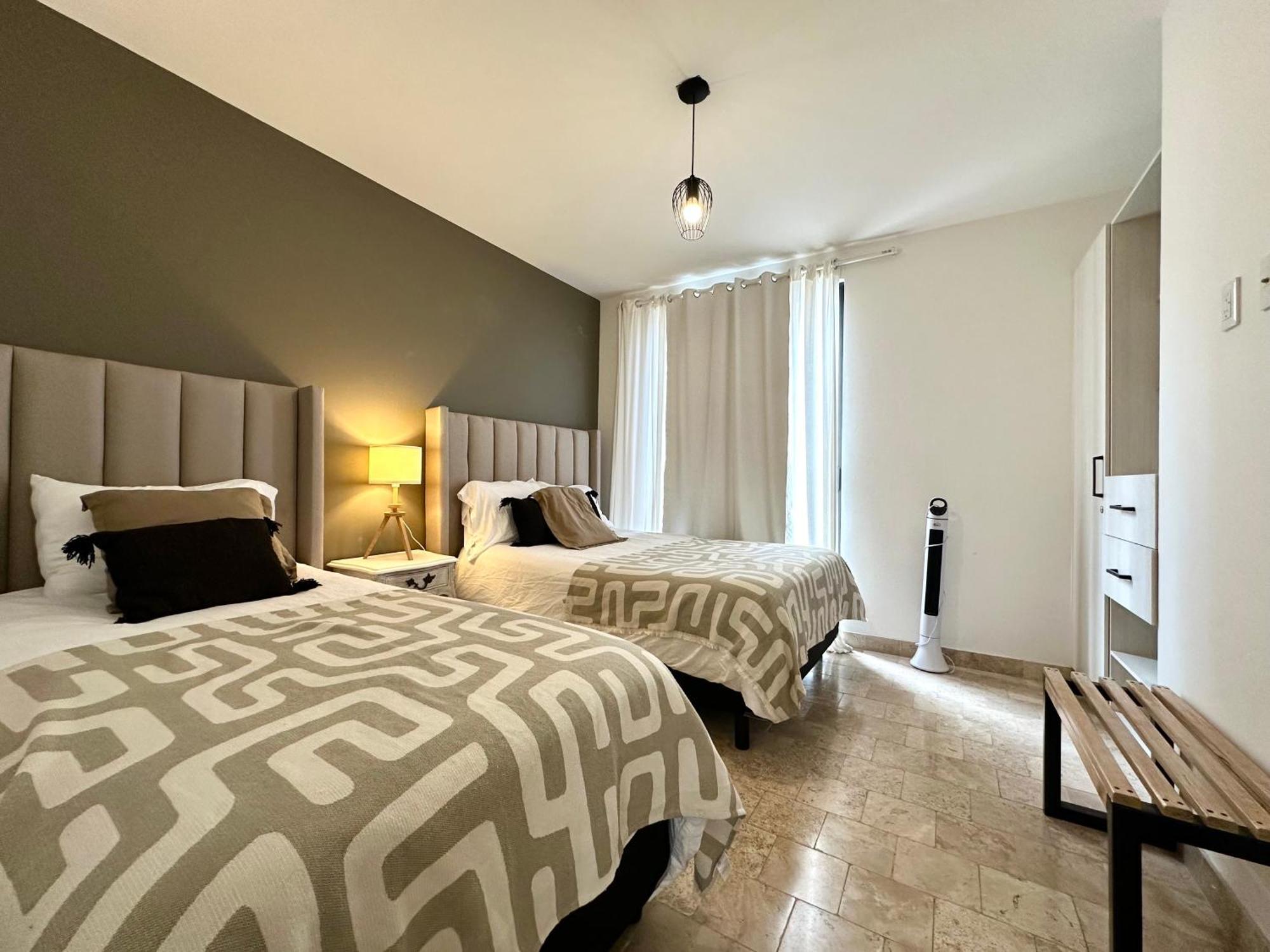 Holiday home 3bedrooms-5 Min Downtown-wifi-pool-jacuzzi-parking *