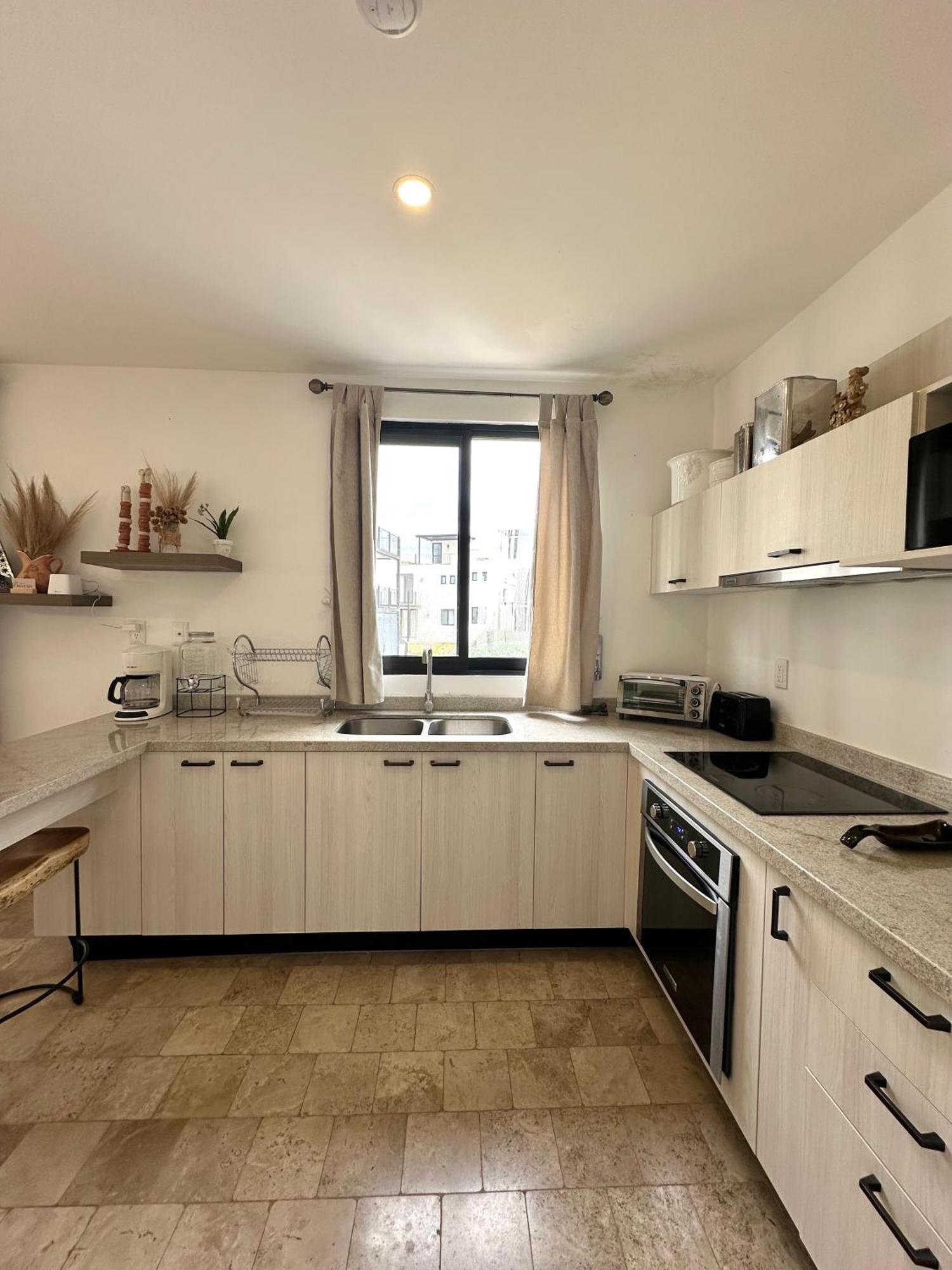 Holiday home 3bedrooms-5 Min Downtown-wifi-pool-jacuzzi-parking