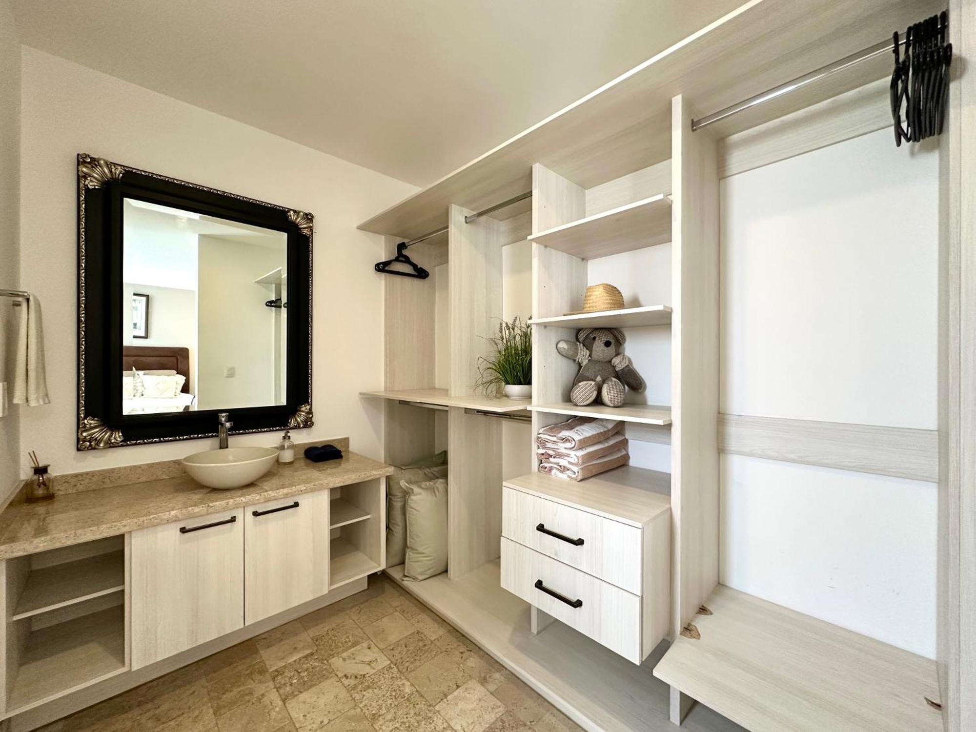 Holiday home 3bedrooms-5 Min Downtown-wifi-pool-jacuzzi-parking