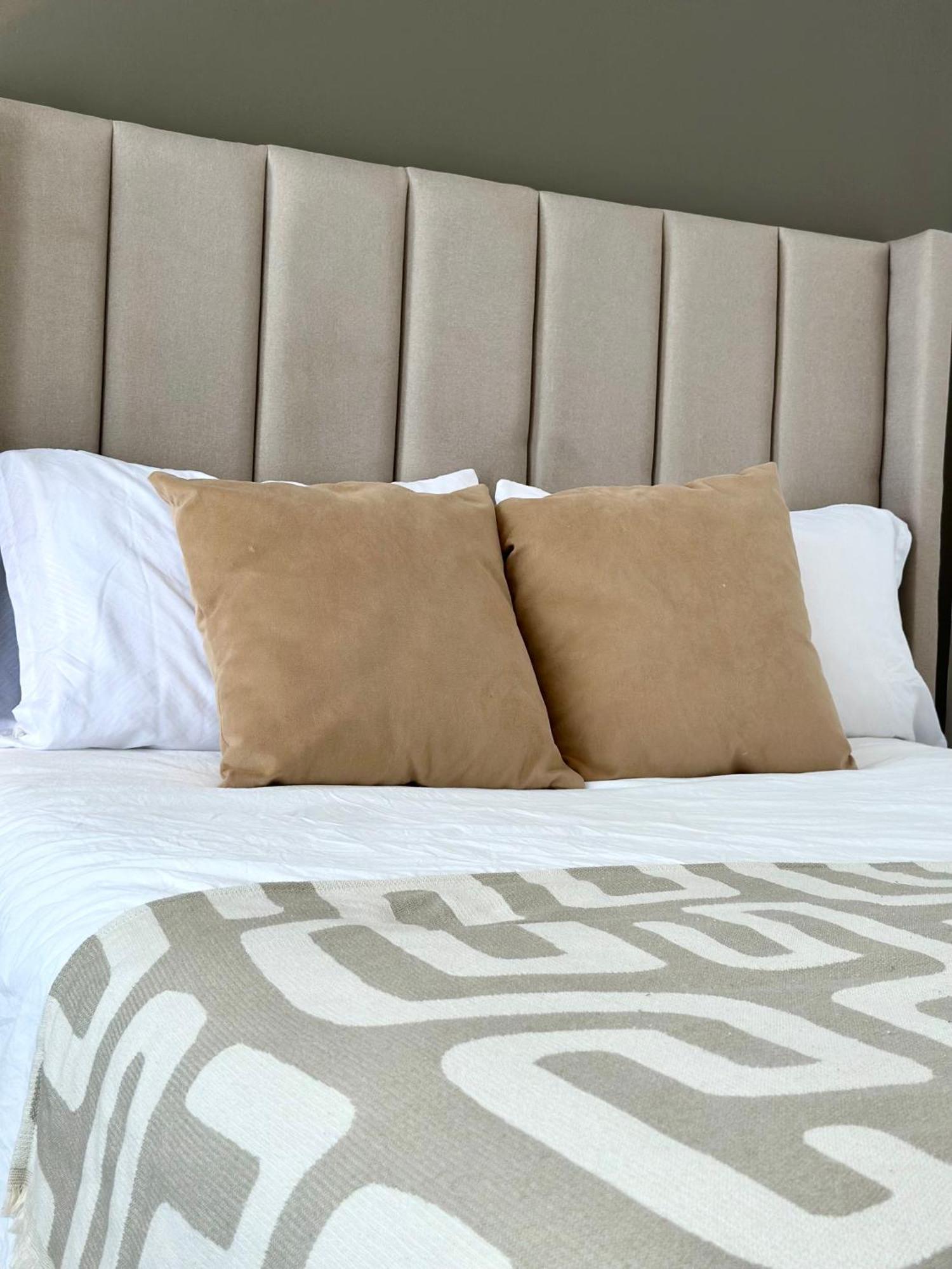 Holiday home 3bedrooms-5 Min Downtown-wifi-pool-jacuzzi-parking *