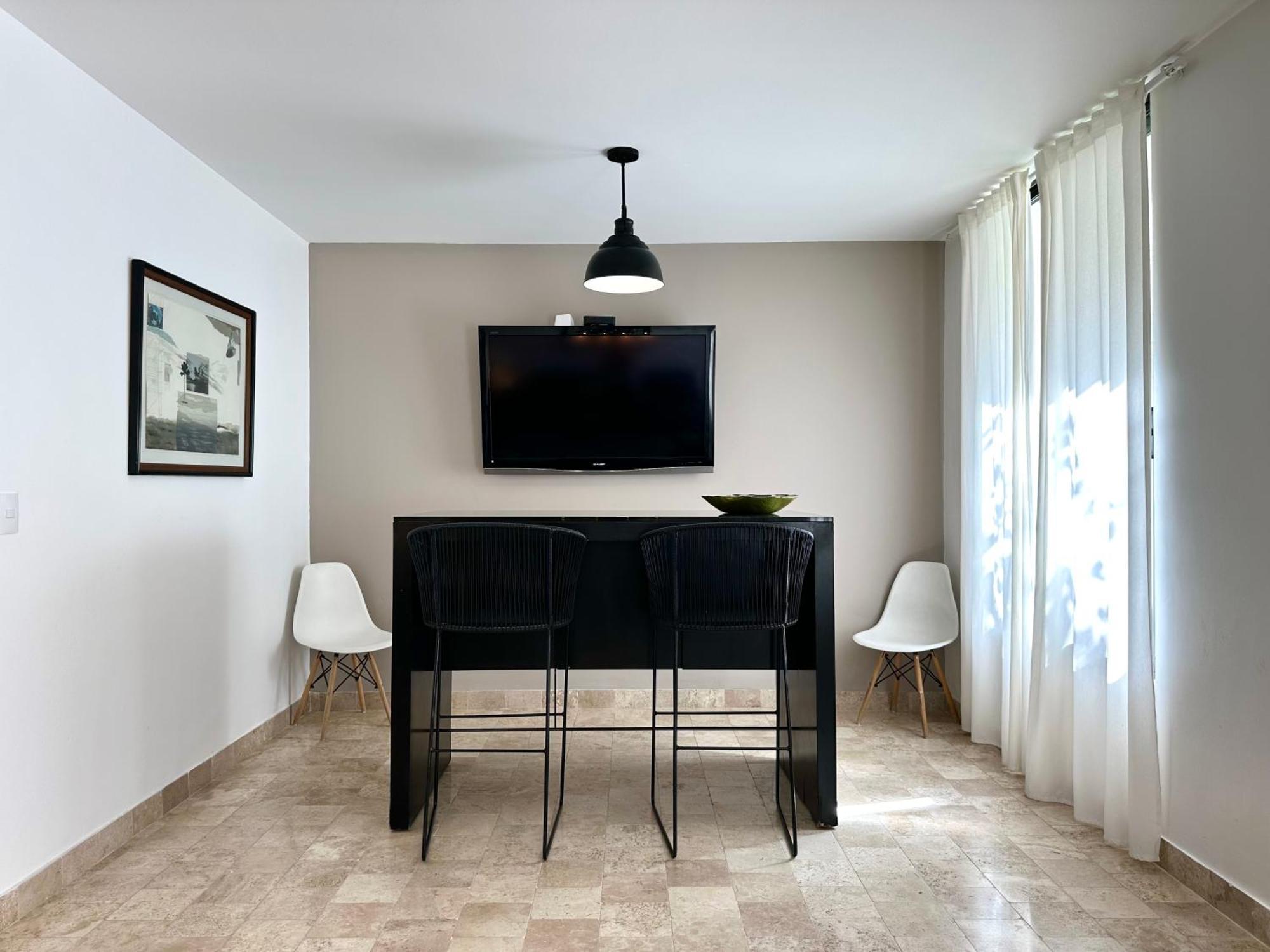 3bedrooms-5 Min Downtown-wifi-pool-jacuzzi-parking