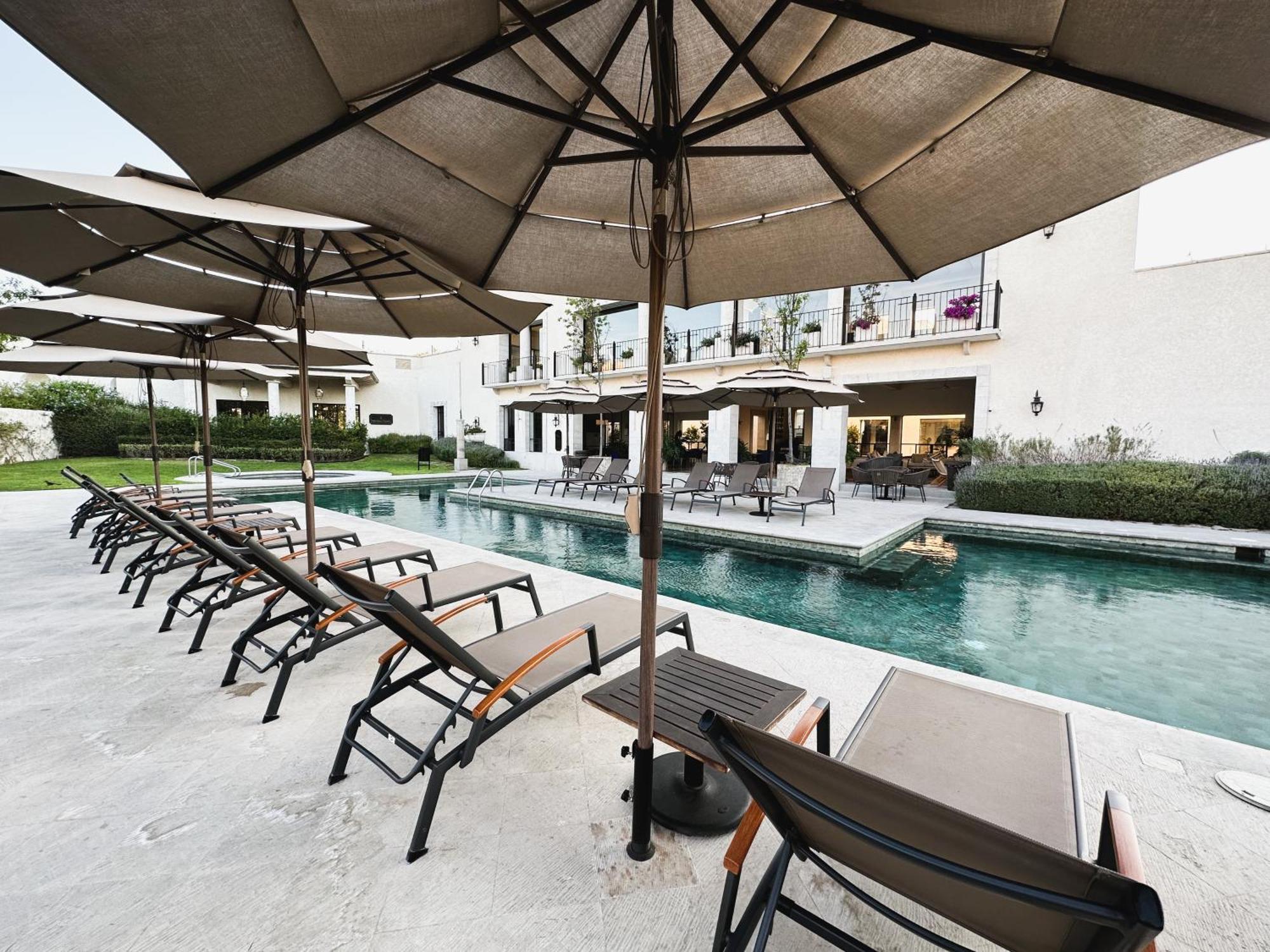 Holiday home 3bedrooms-5 Min Downtown-wifi-pool-jacuzzi-parking *