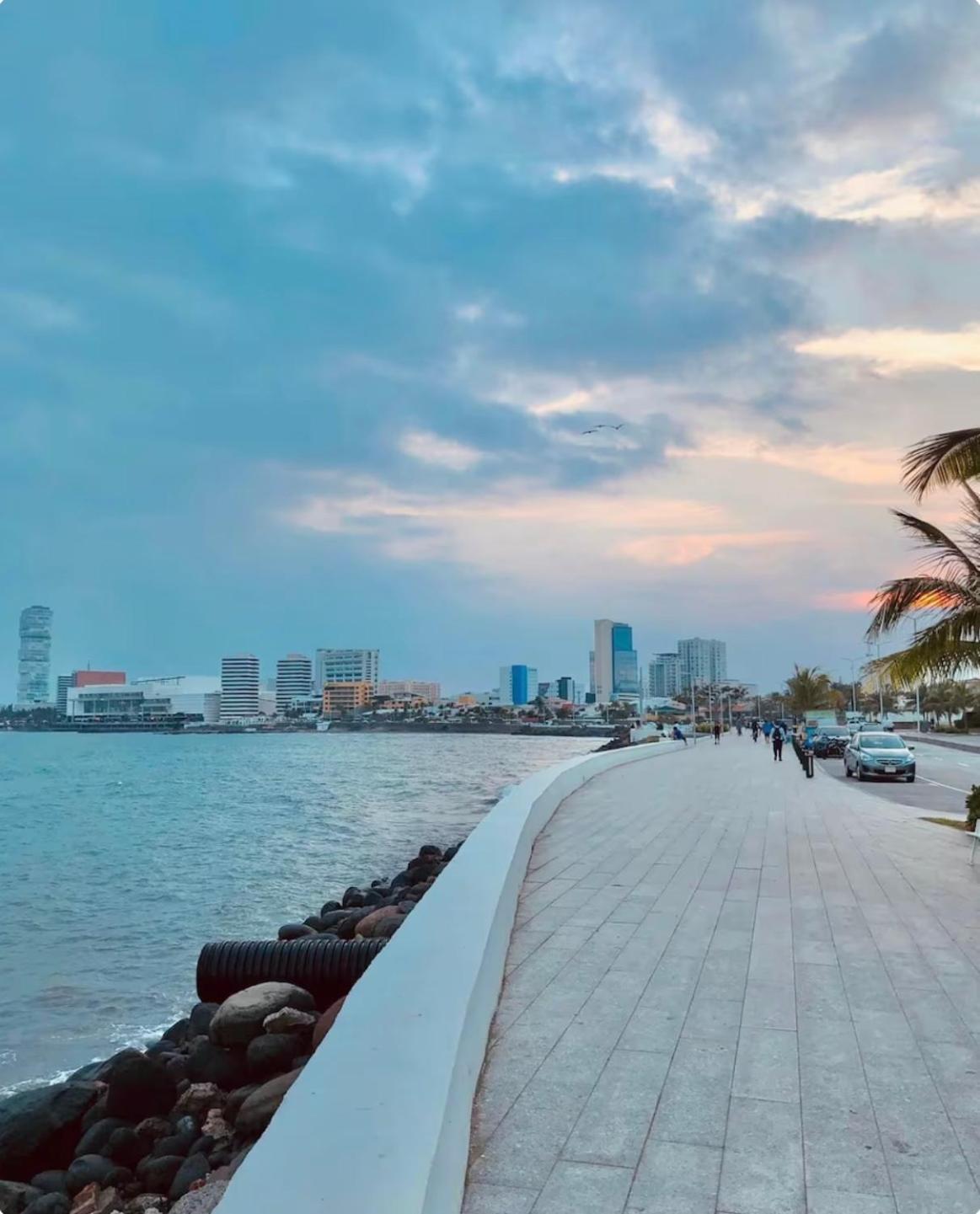 Brisa Marina - Atras De Playa Regatas Y El Malecon, 6 Calles Del Acuario