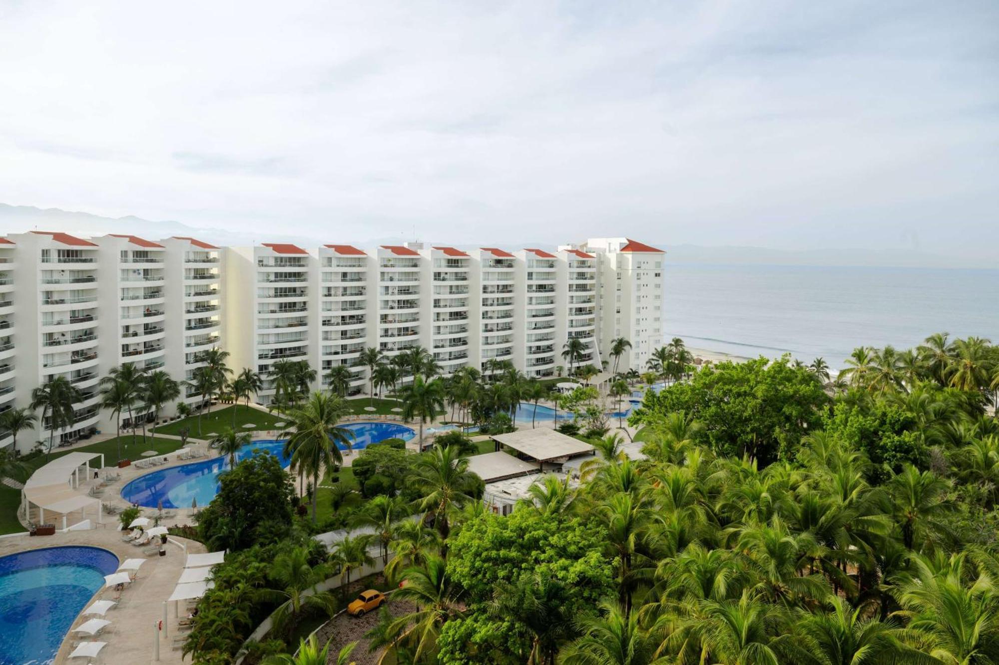 Wyndham Alltra Vallarta, Resort