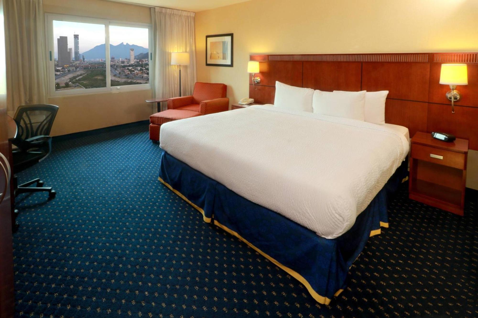 Hotel Courtyard San Jeronimo 4*