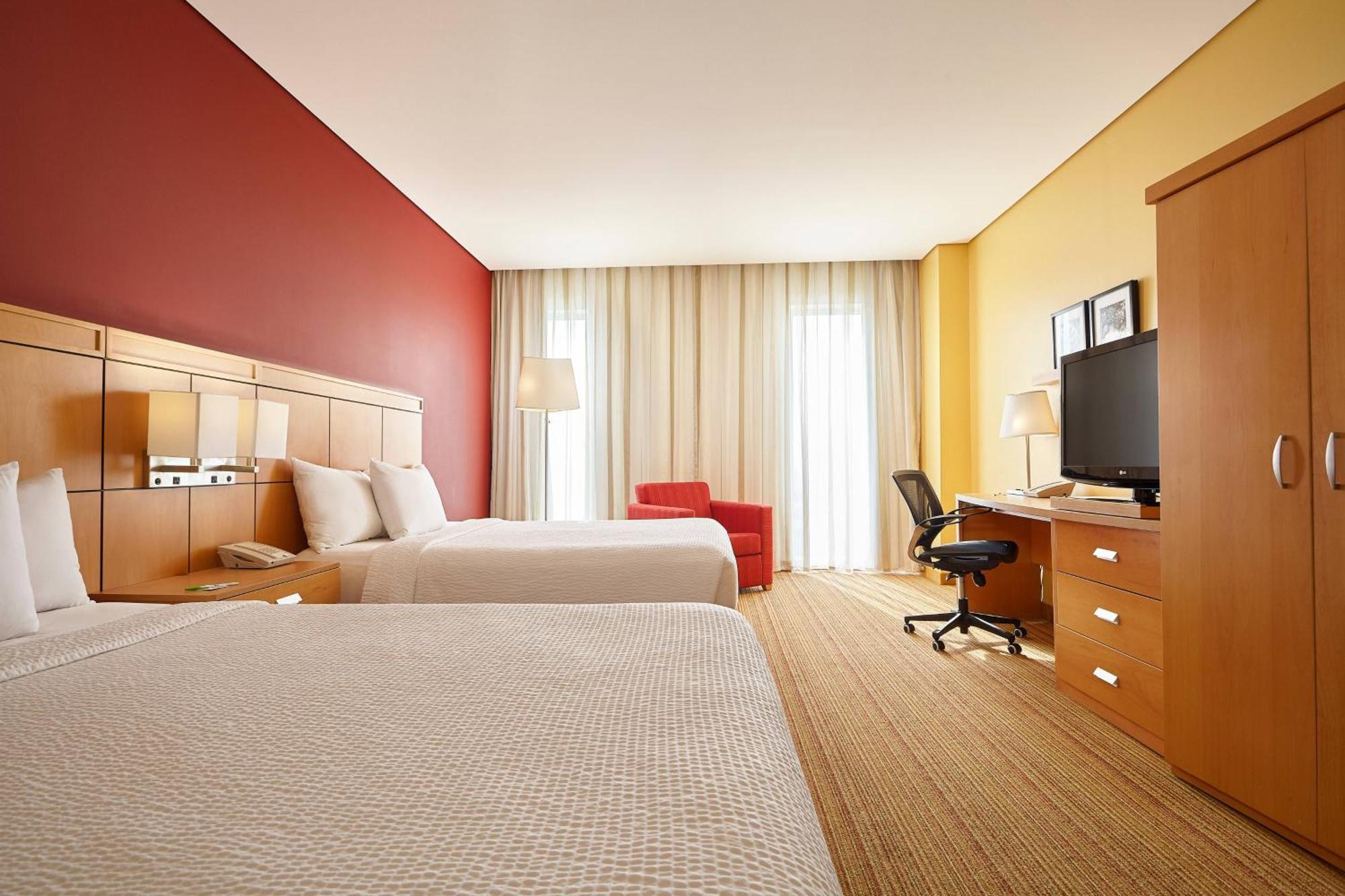 Courtyard By Marriott At The Poliforum Hotel