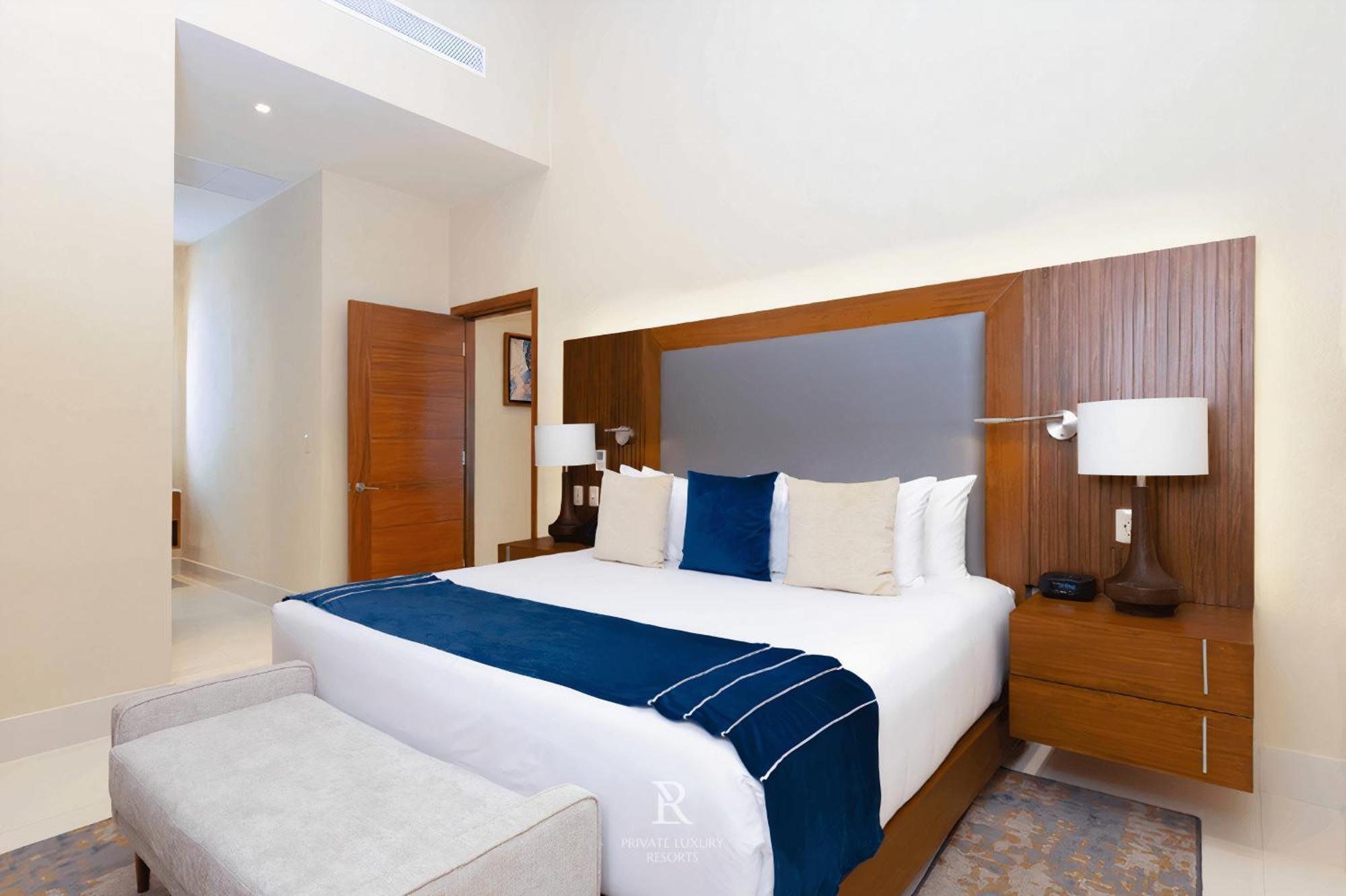 Resort Three Bedroom Ocean View- La Valencia