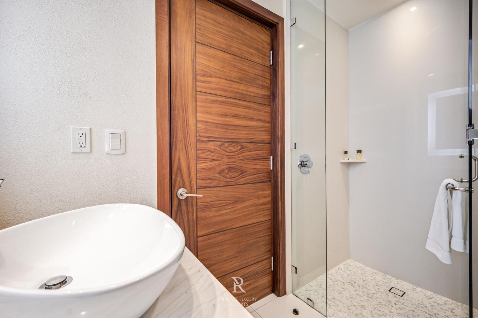 Two Bedroom Ocean-front - La Valencia Resort *