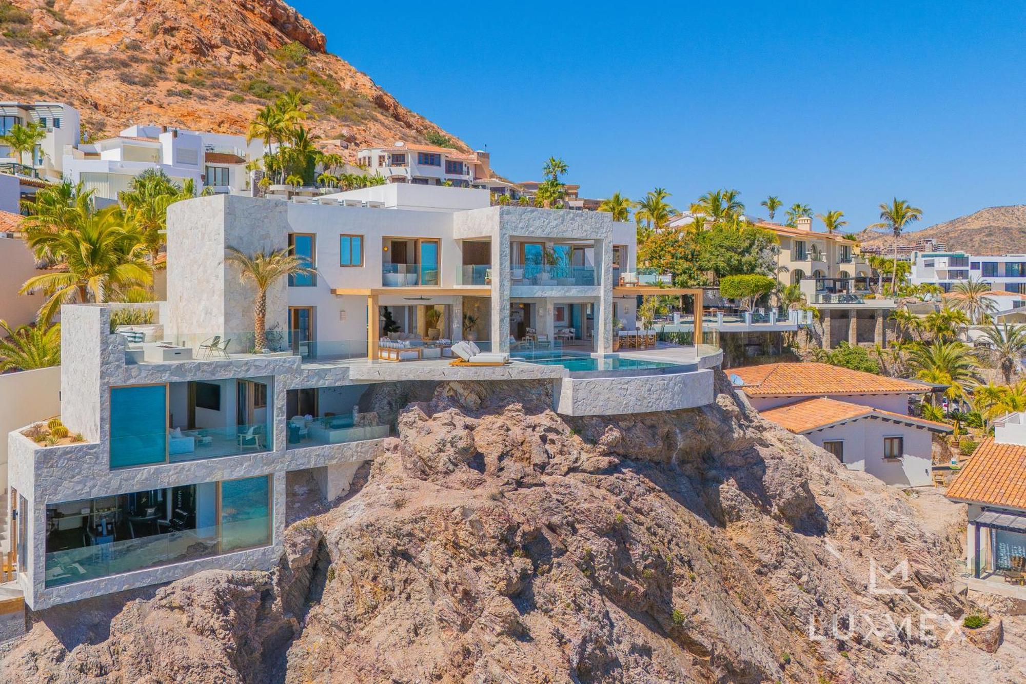 New Stunning Villa, Full Staff, Gym And Has Its Own Private Swimmable Villa *