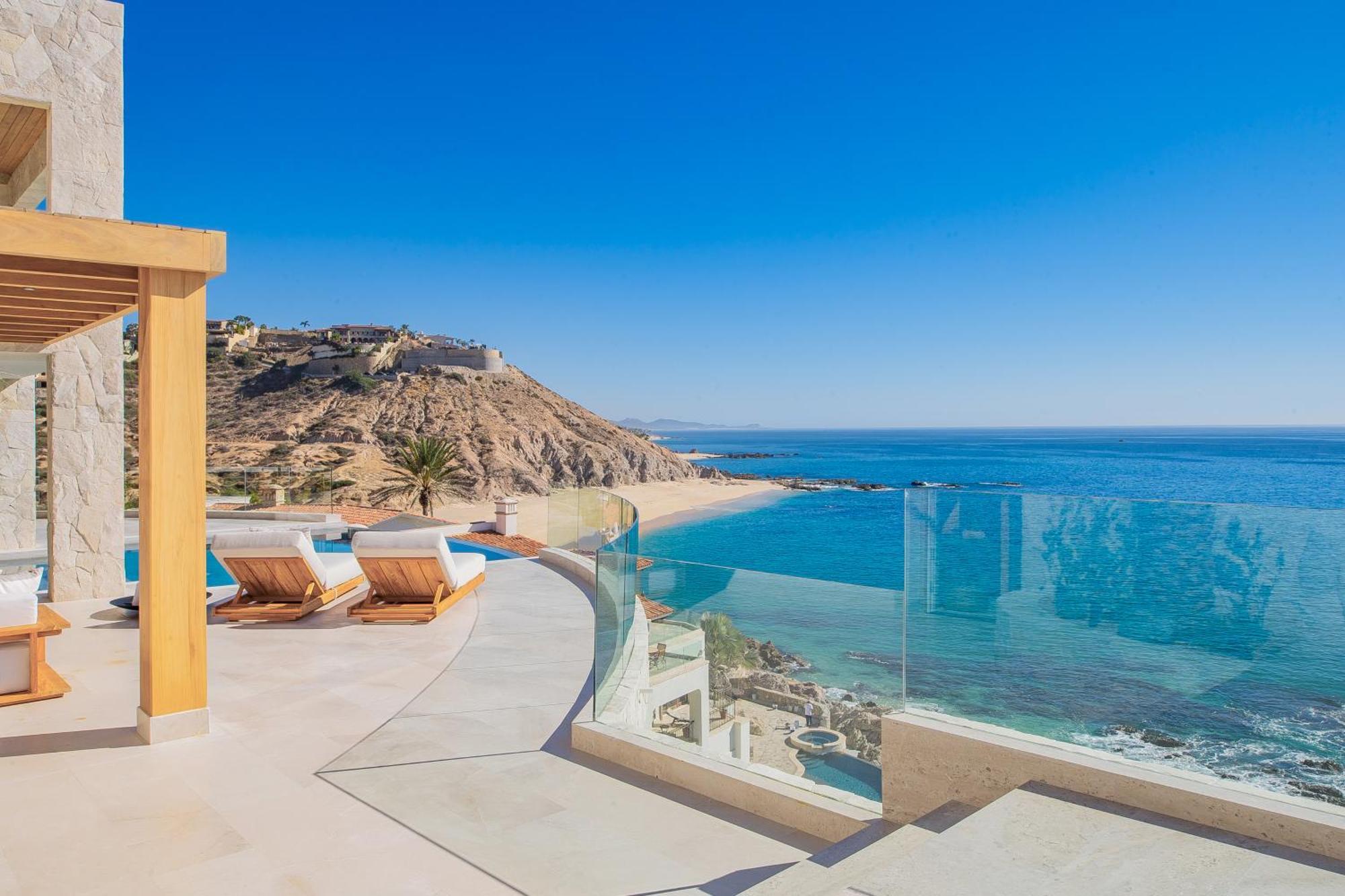 New Stunning Villa, Full Staff, Gym And Has Its Own Private Swimmable Villa *
