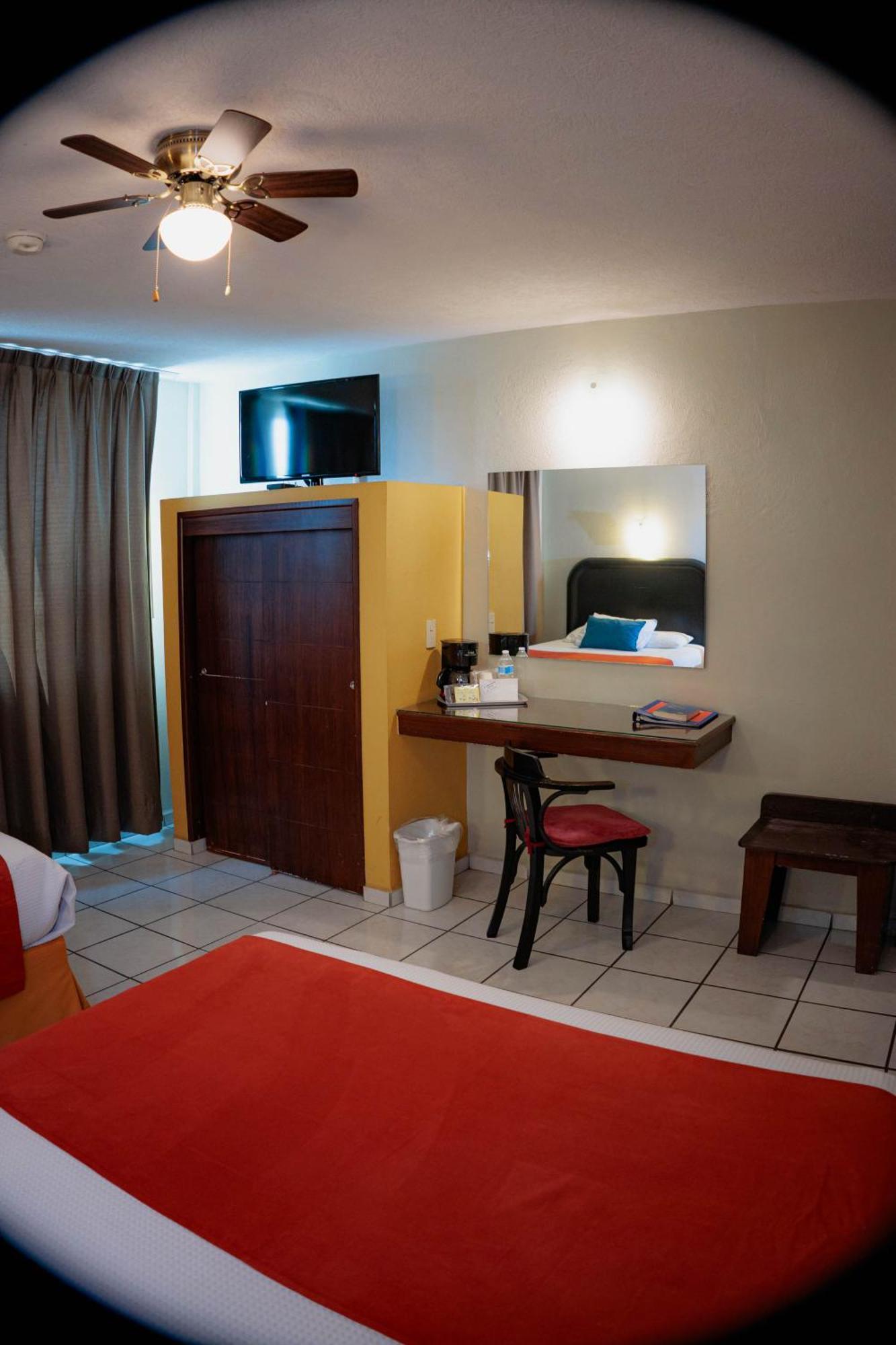 Hotel Howard Johnson By Wyndham Guanajuato Avenida 3*