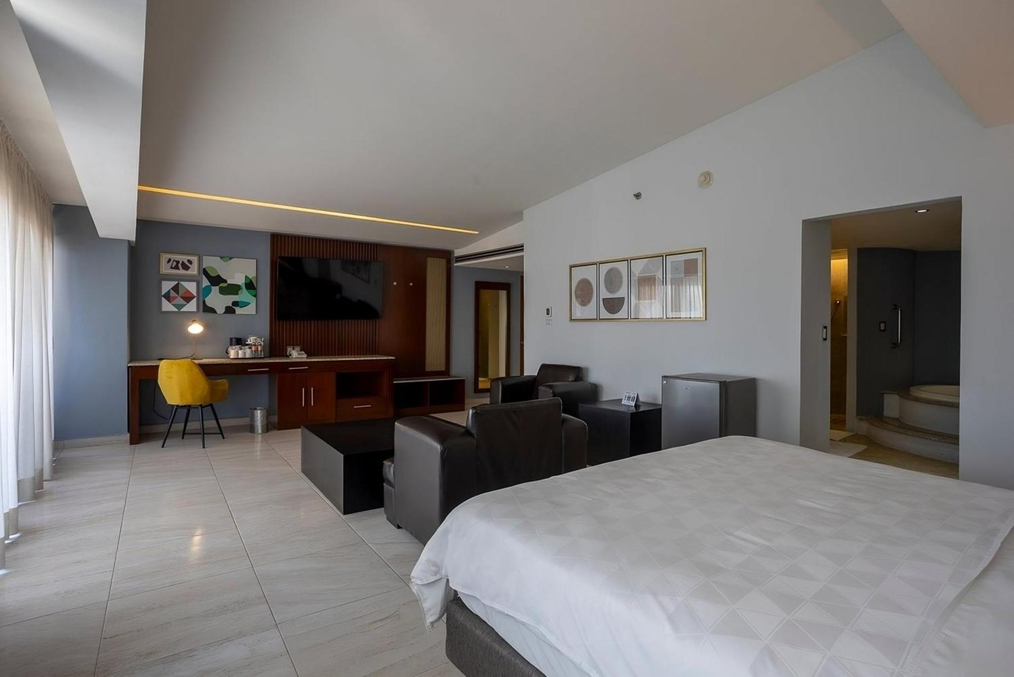 Hotel Finsa By Ihg 4*