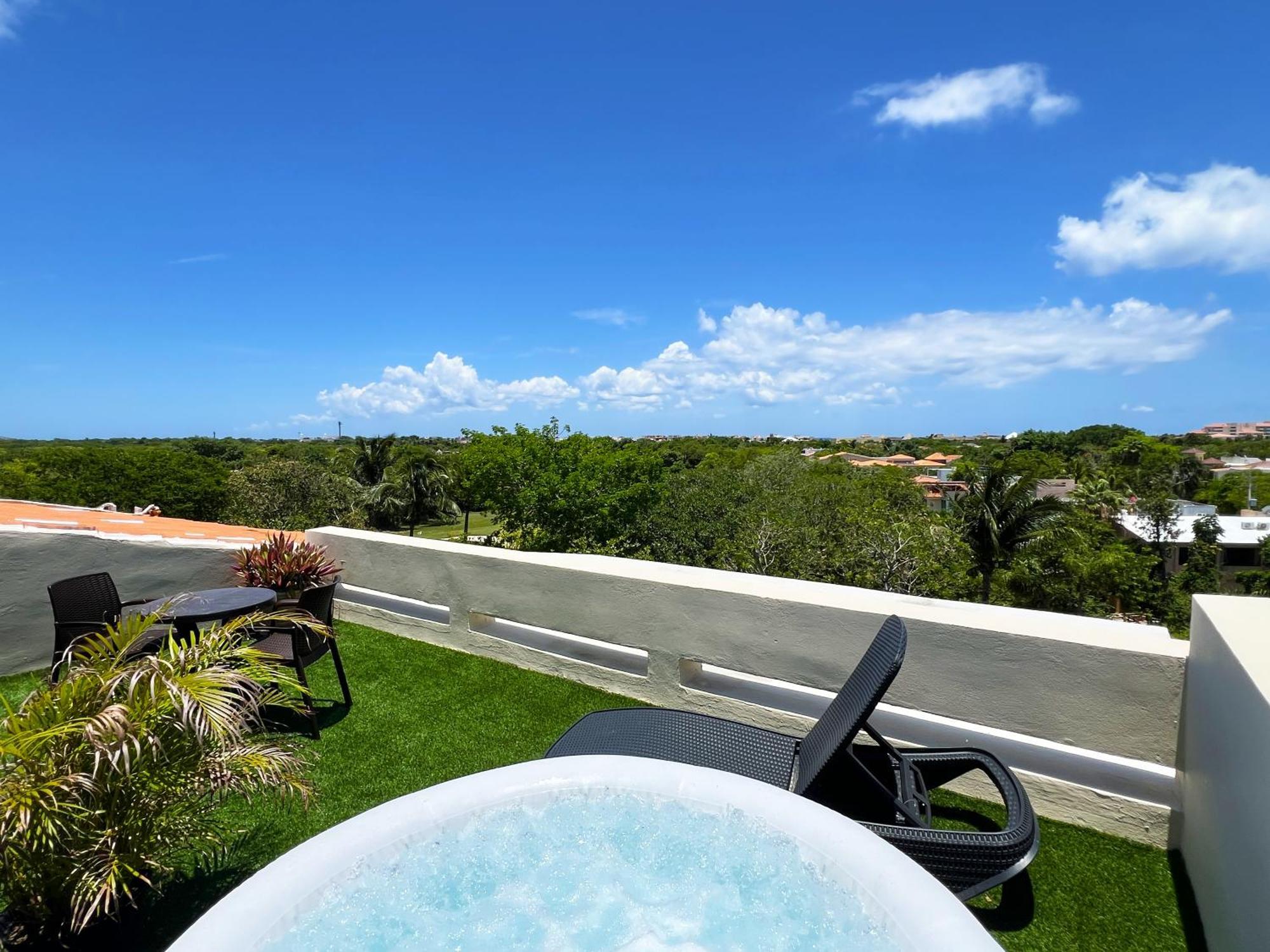 Private Jacuzzi, Golf Getaway, Sunrise View Apartment Puerto Aventuras