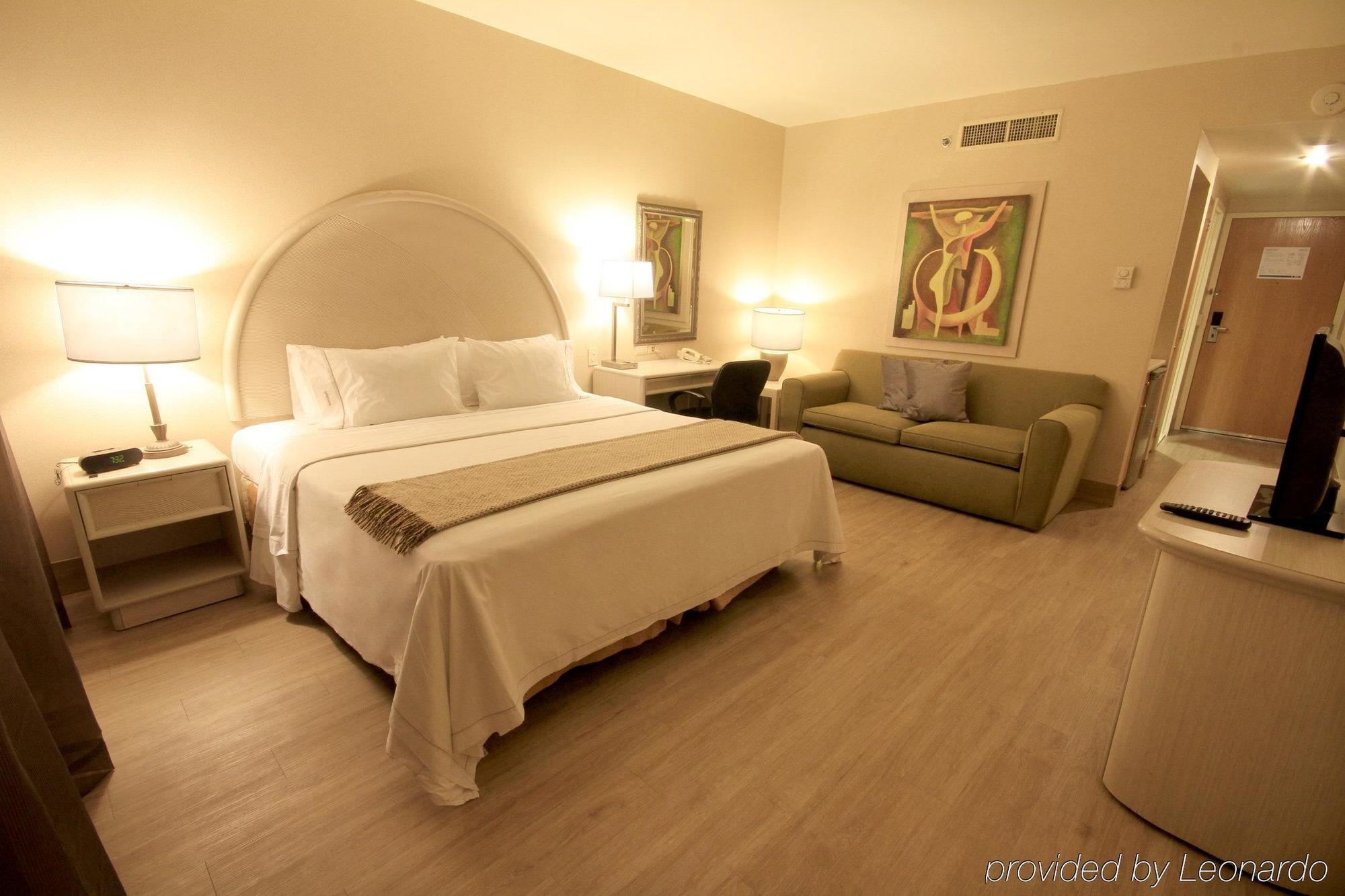 Hotel Express Galerias-san Jeronimo By Ihg