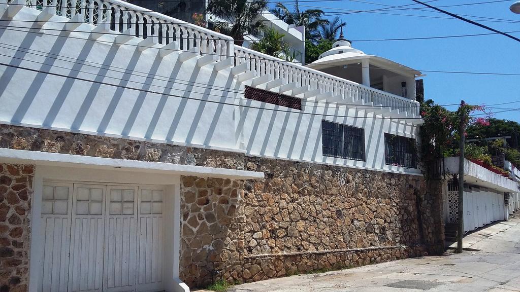 Guitarron Villa Acapulco