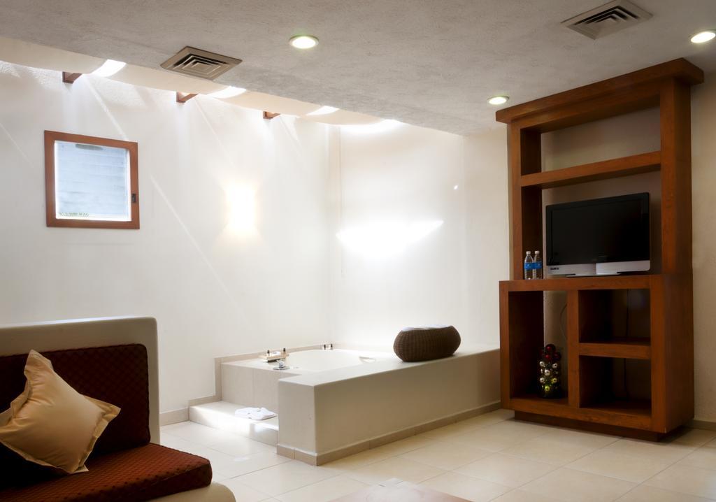 Hotel Real De Minas Poliforum 4*