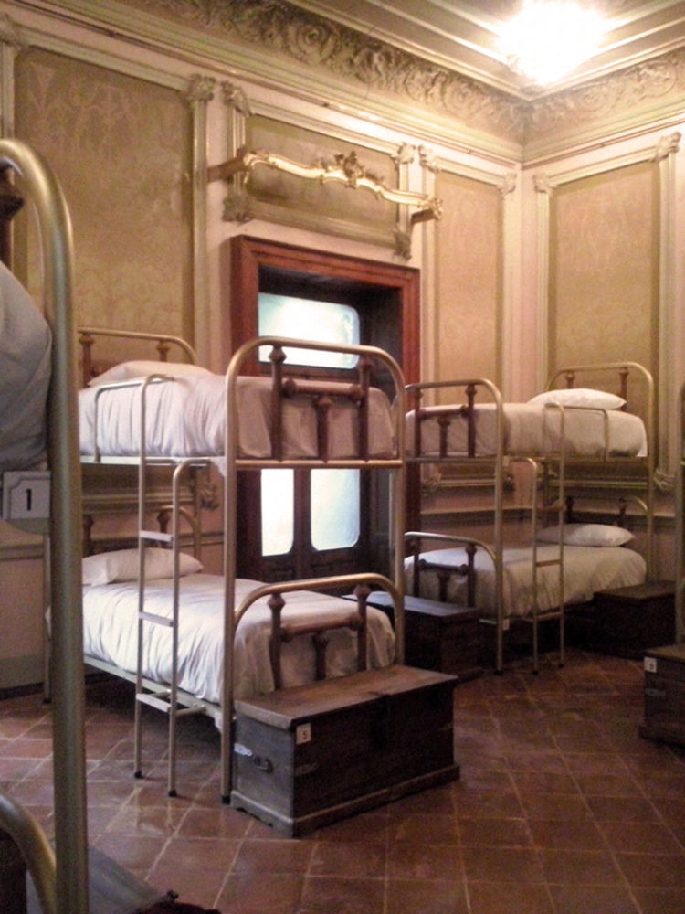 Hostel Leonora *