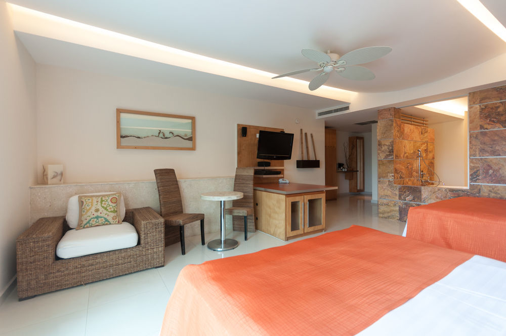 Hotel Artisan Playa Esmeralda Family 5*