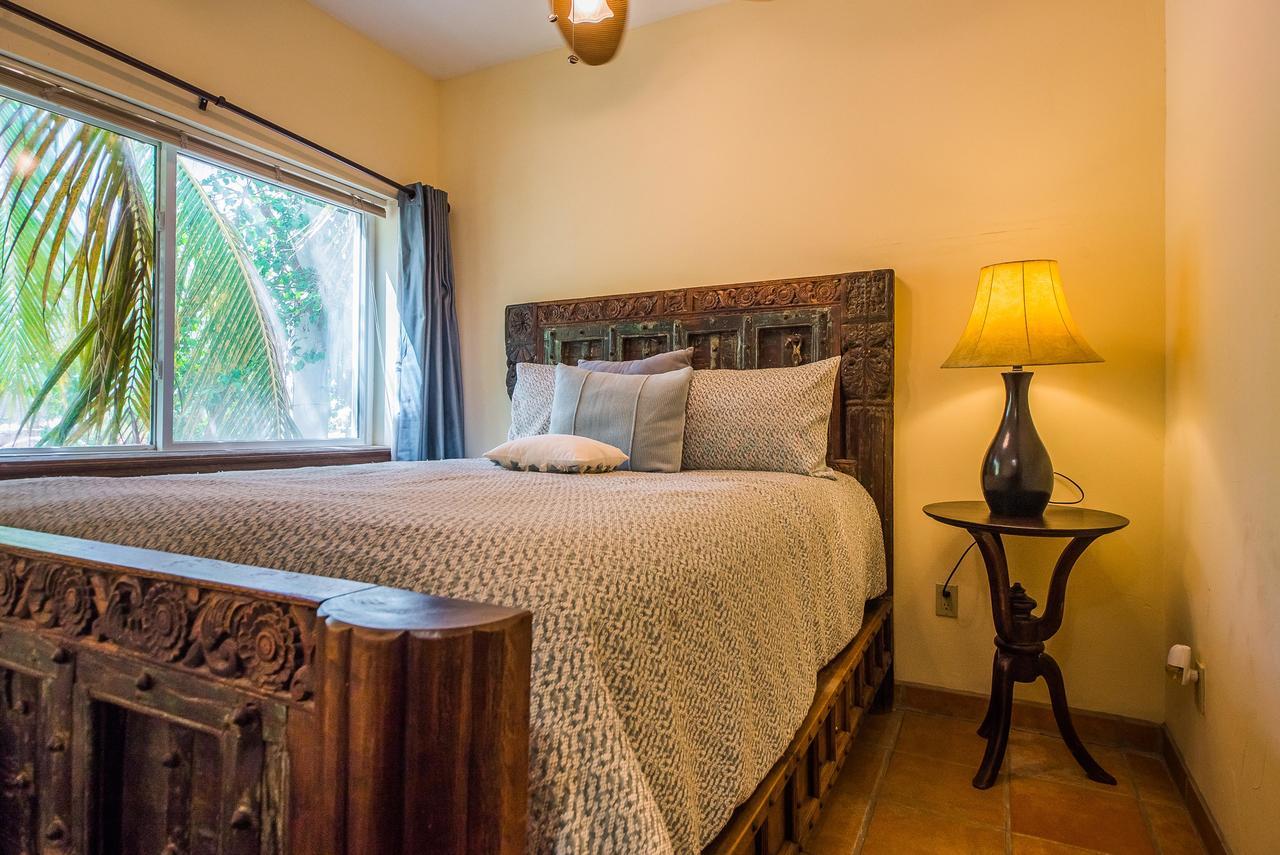 Steps From Downtown & Marina, 6 Bedroom Victoria Villa *
