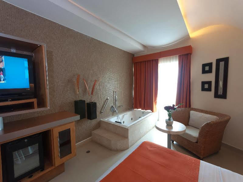 Artisan Family Hotels & Resort Collection Playa Esmeralda 5* Ursulo Galvan