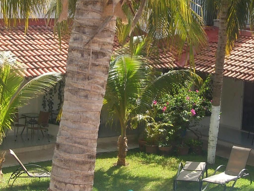 Plaza Almendros, Hotel