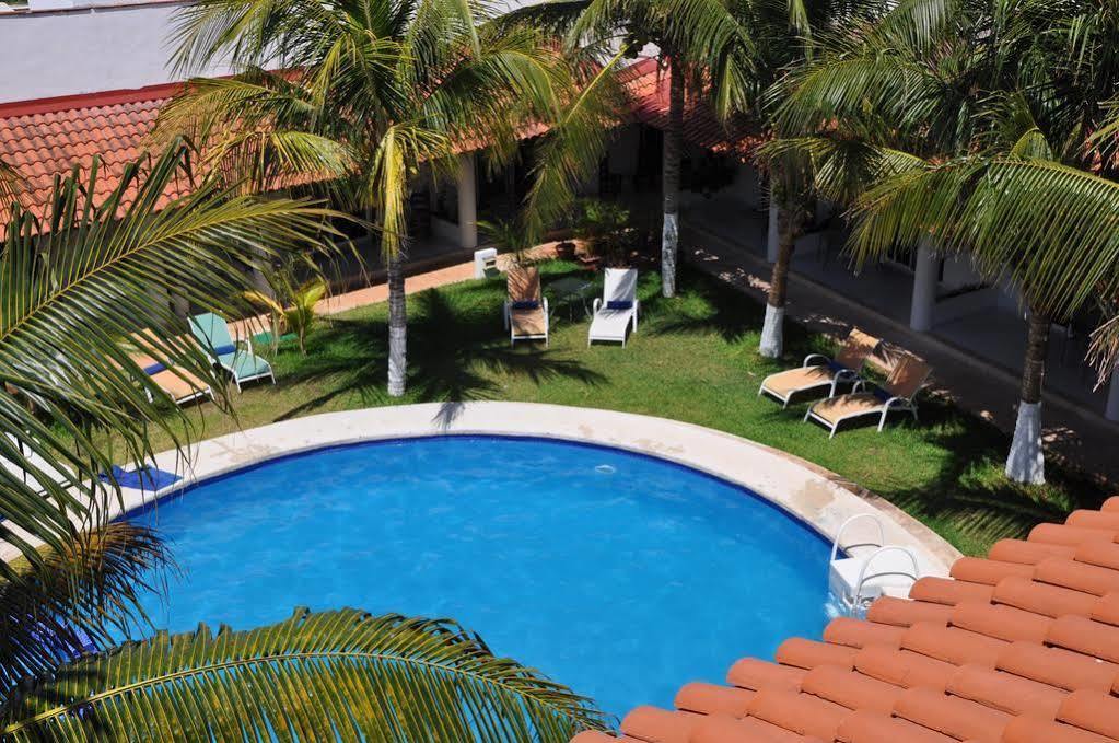 Plaza Almendros, Hotel