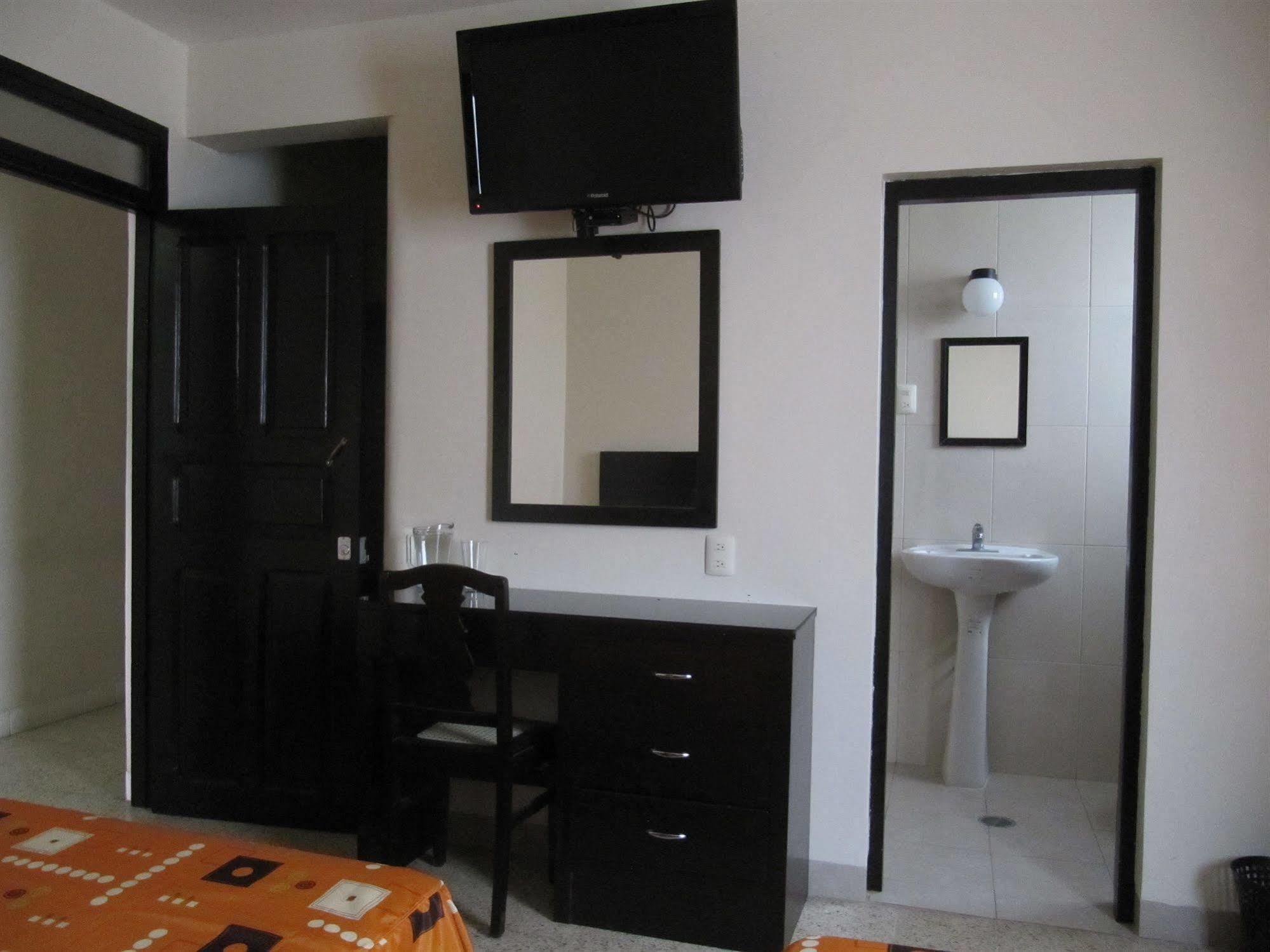 Amparo Hotel 2*