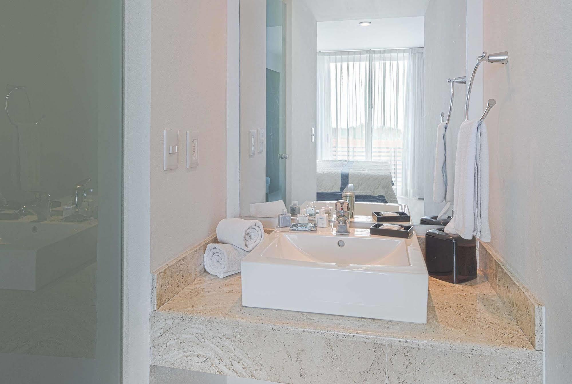 Wyndham Garden Bajio Aeropuerto Hotel 5*