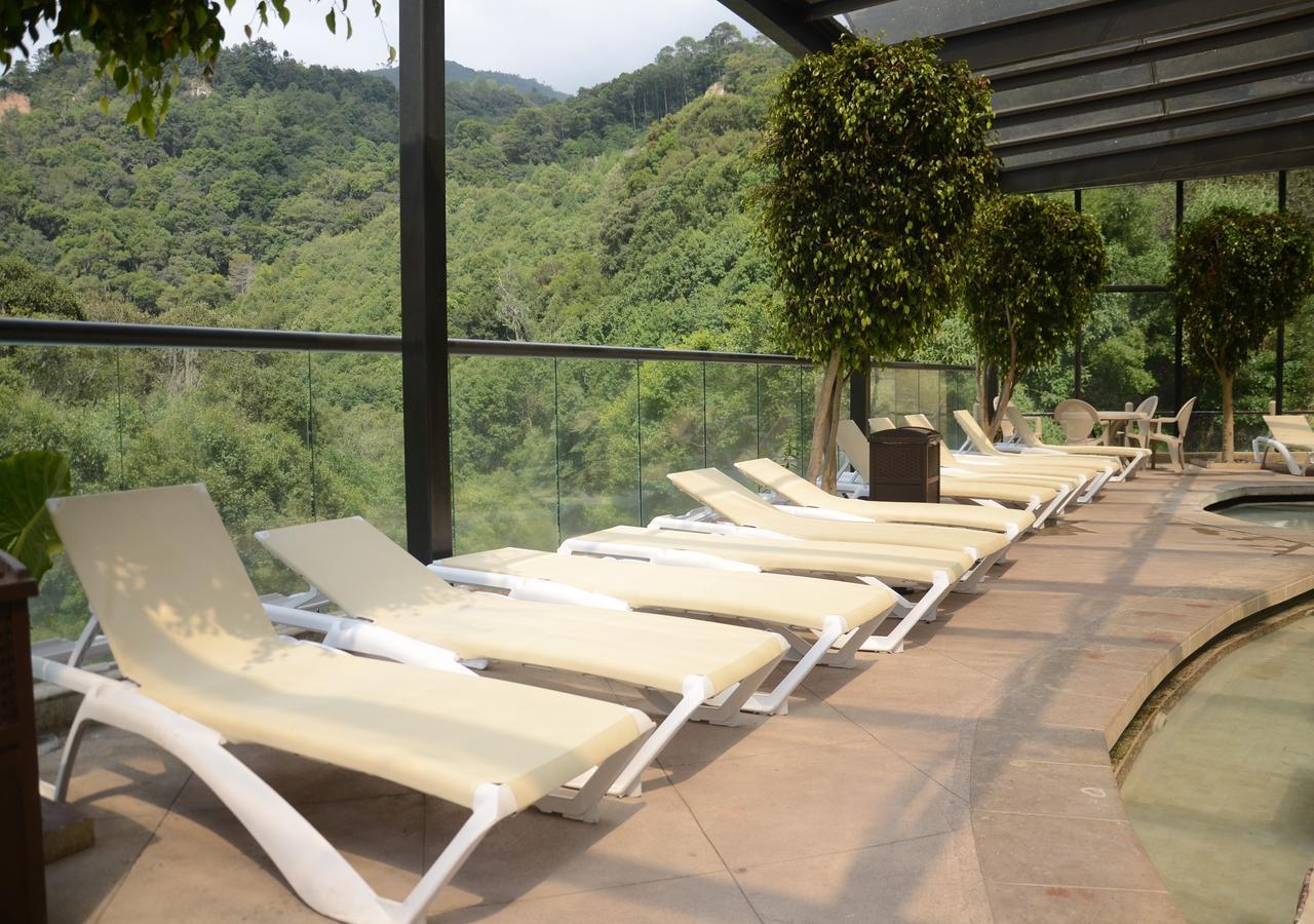 Y Aguas Termales De Hotel