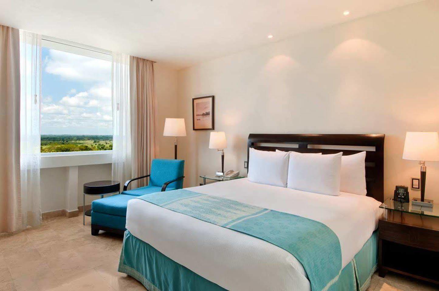 - Aeropuerto By Ihg Hotel 4*