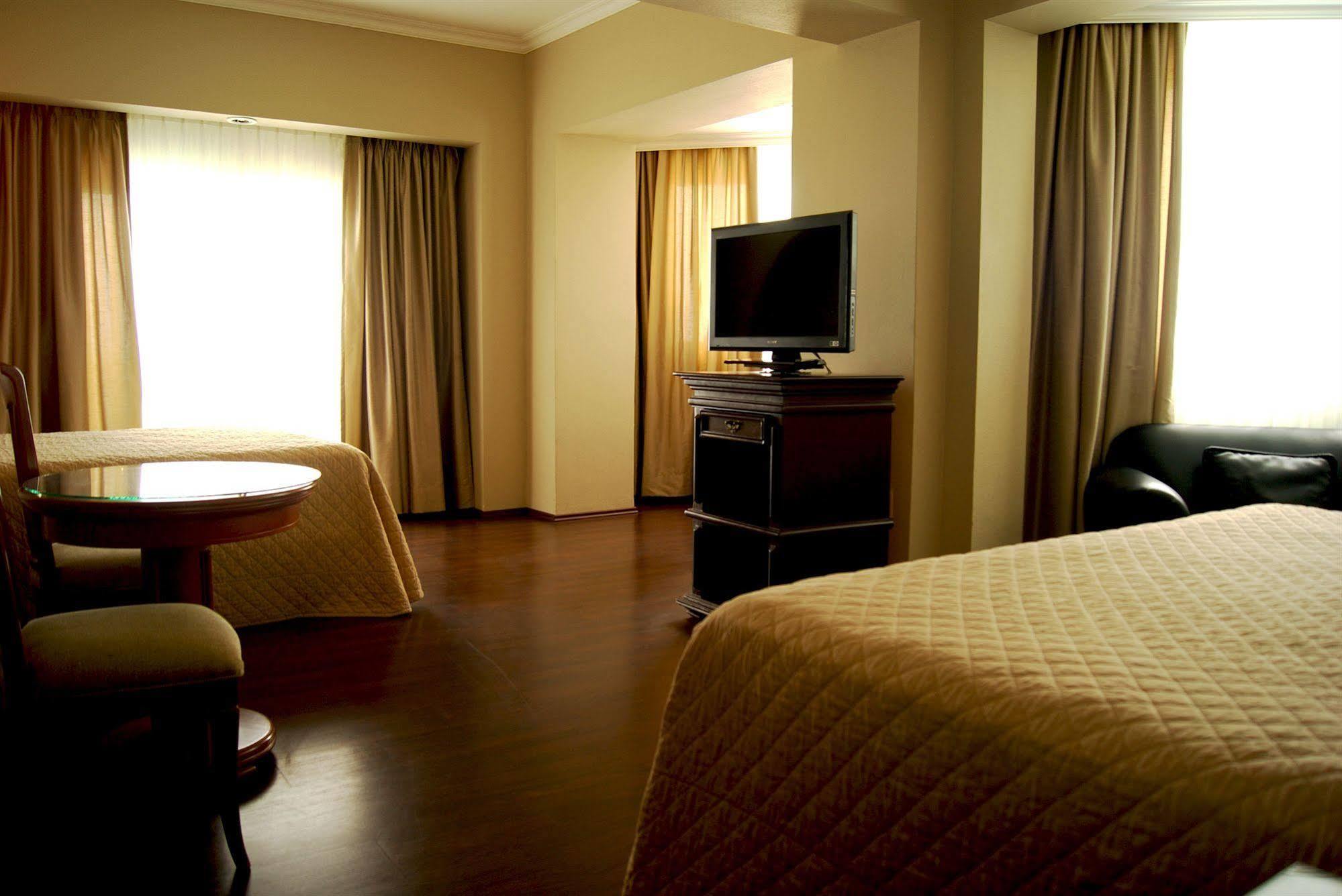 Lois Hotel