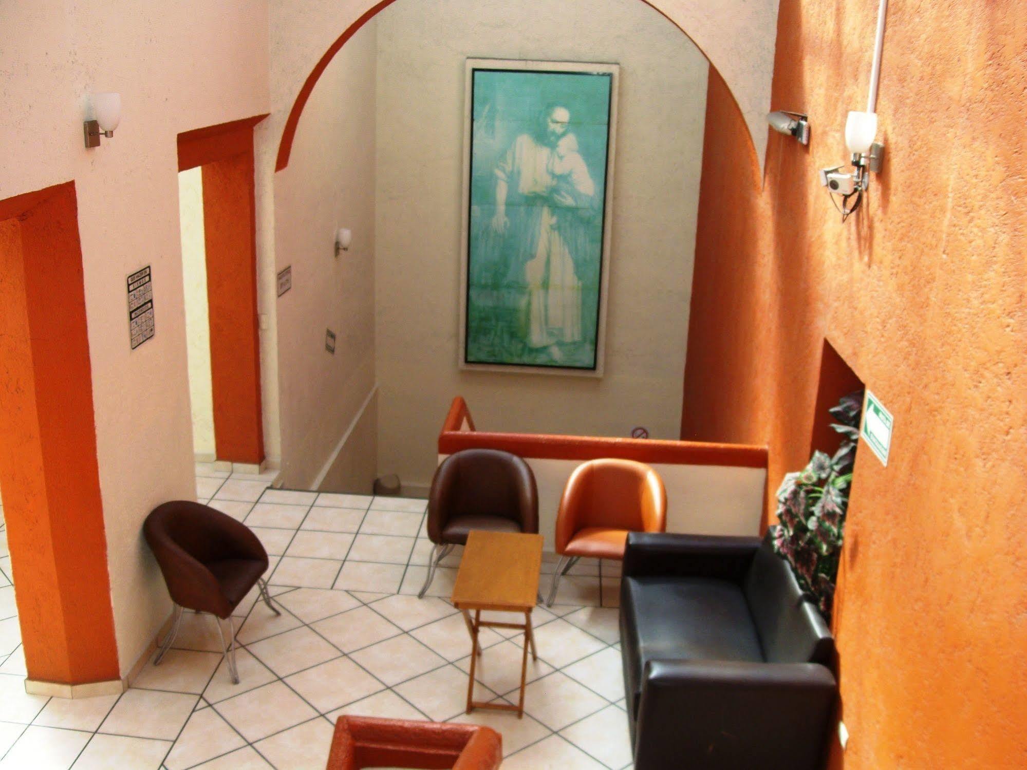 Hotel Casa De Oracion San Jose 3*
